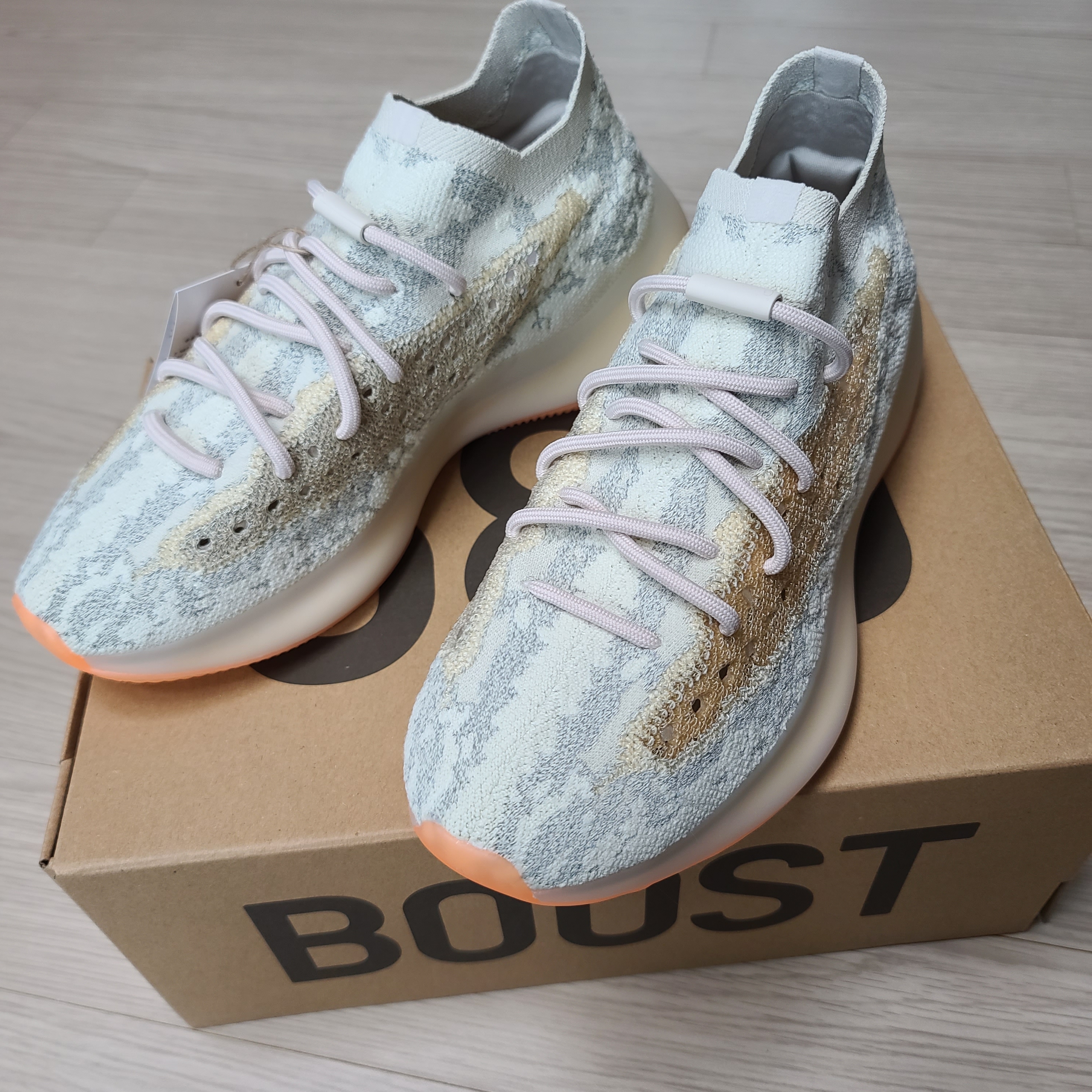 Adidas Yeezy Boost 380 Yecoraite - Reflective 착용 스타일 - 1
