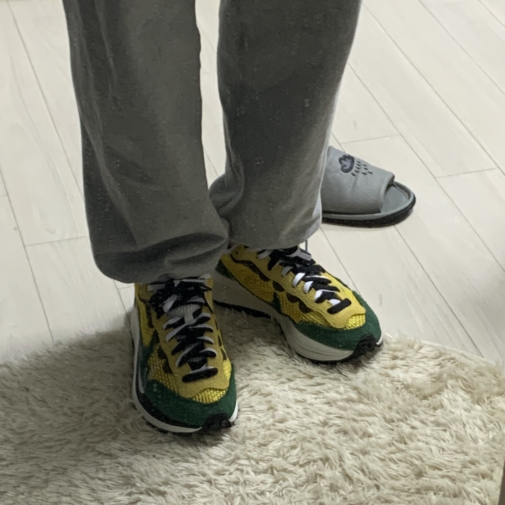 Nike x Sacai VaporWaffle Tour Yellow & Gorge Green Sail 착용 스타일 - 2