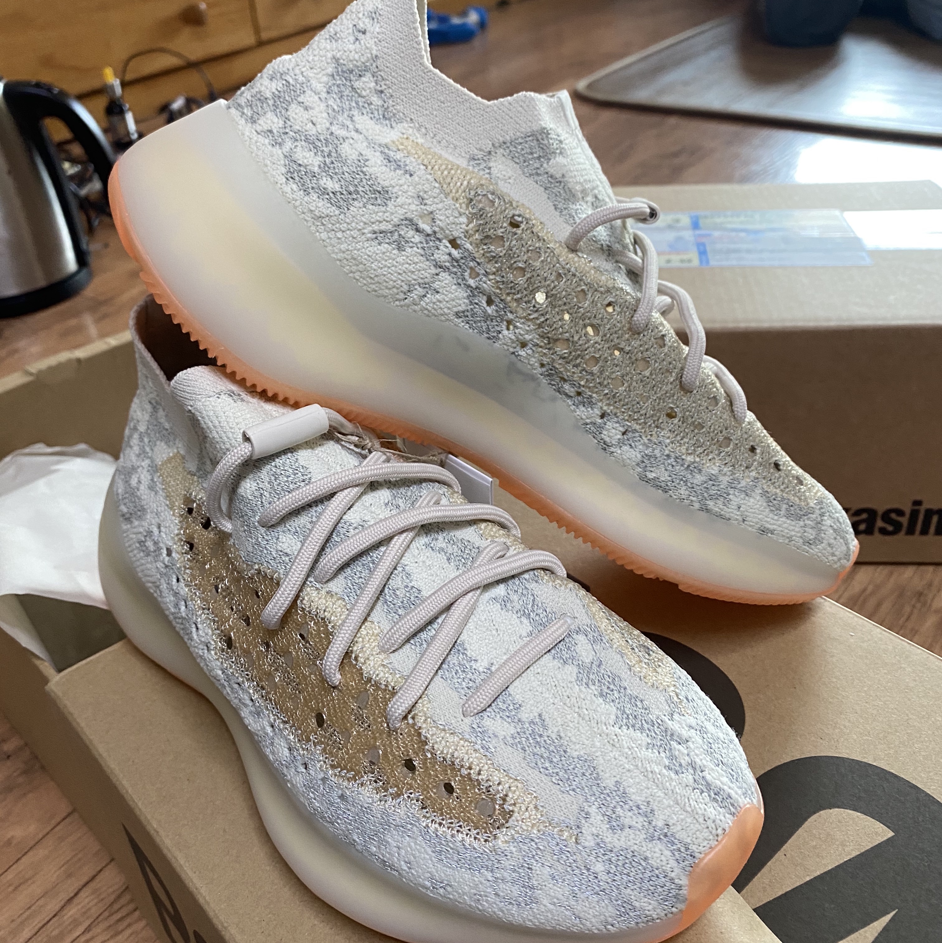 Adidas Yeezy Boost 380 Yecoraite - Reflective 착용 스타일