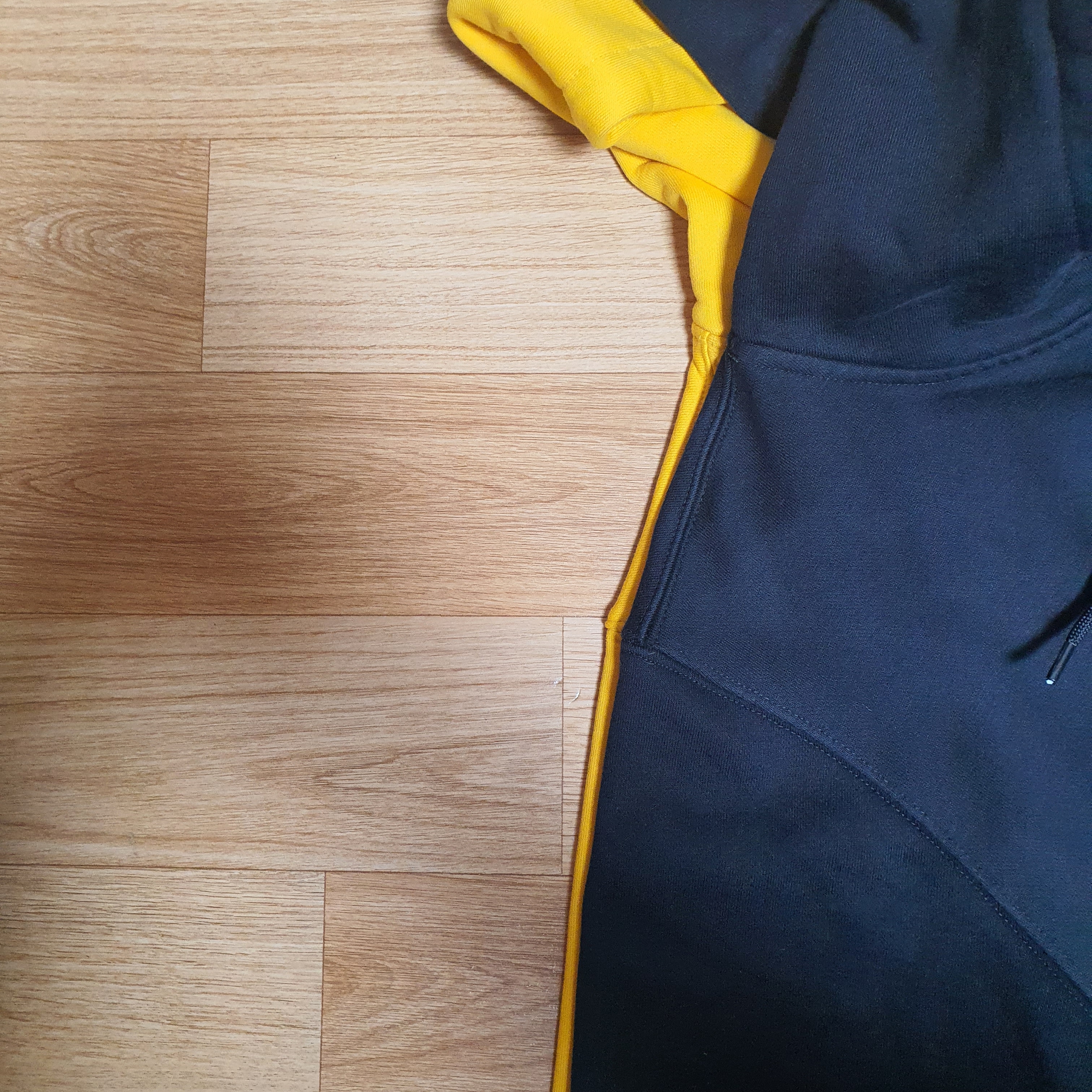 Nike x Drake Nocta Essential Hoodie Black - Asia, Nike x Drake Nocta Essential Hoodie University Gold - US/EU 착용 스타일 - 3
