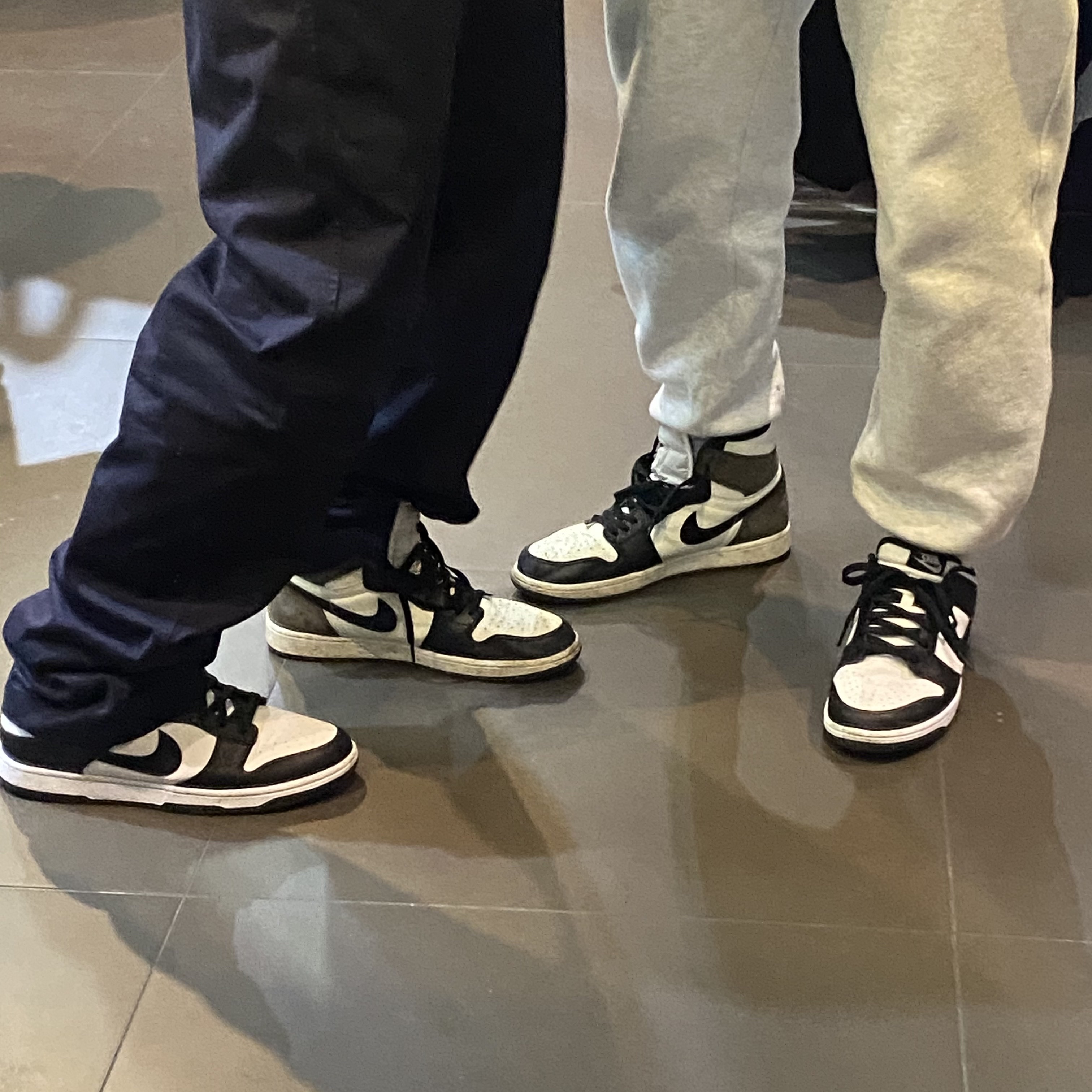 Jordan 1 Retro High OG Black Mocha, Nike Dunk Low Retro Black 착용 스타일