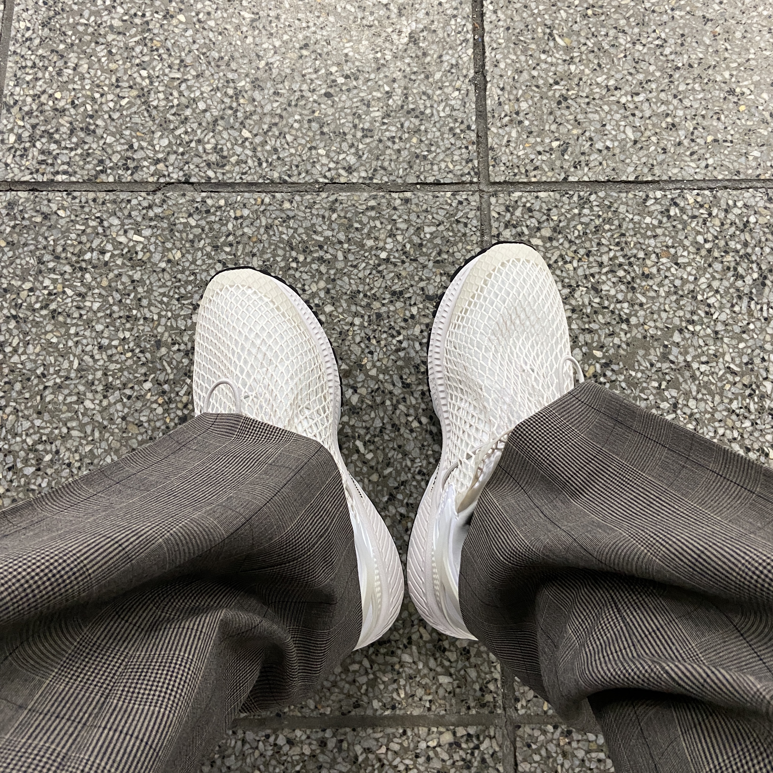 Asics x Vivienne Westwood Gel-Kayano 26 Birch White 착용 스타일 - 1