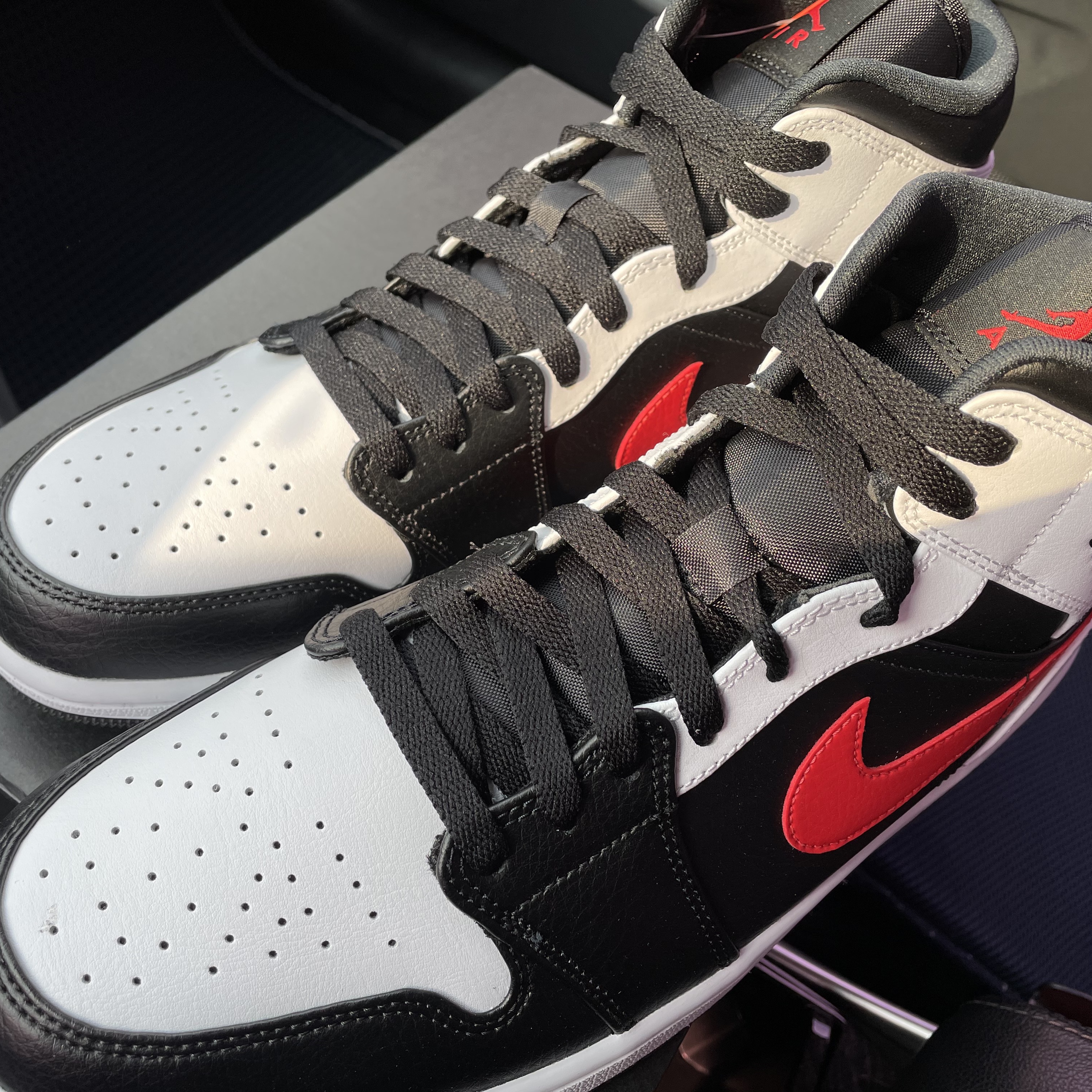 Jordan 1 Mid Black Chile Red 착용 스타일 - 3