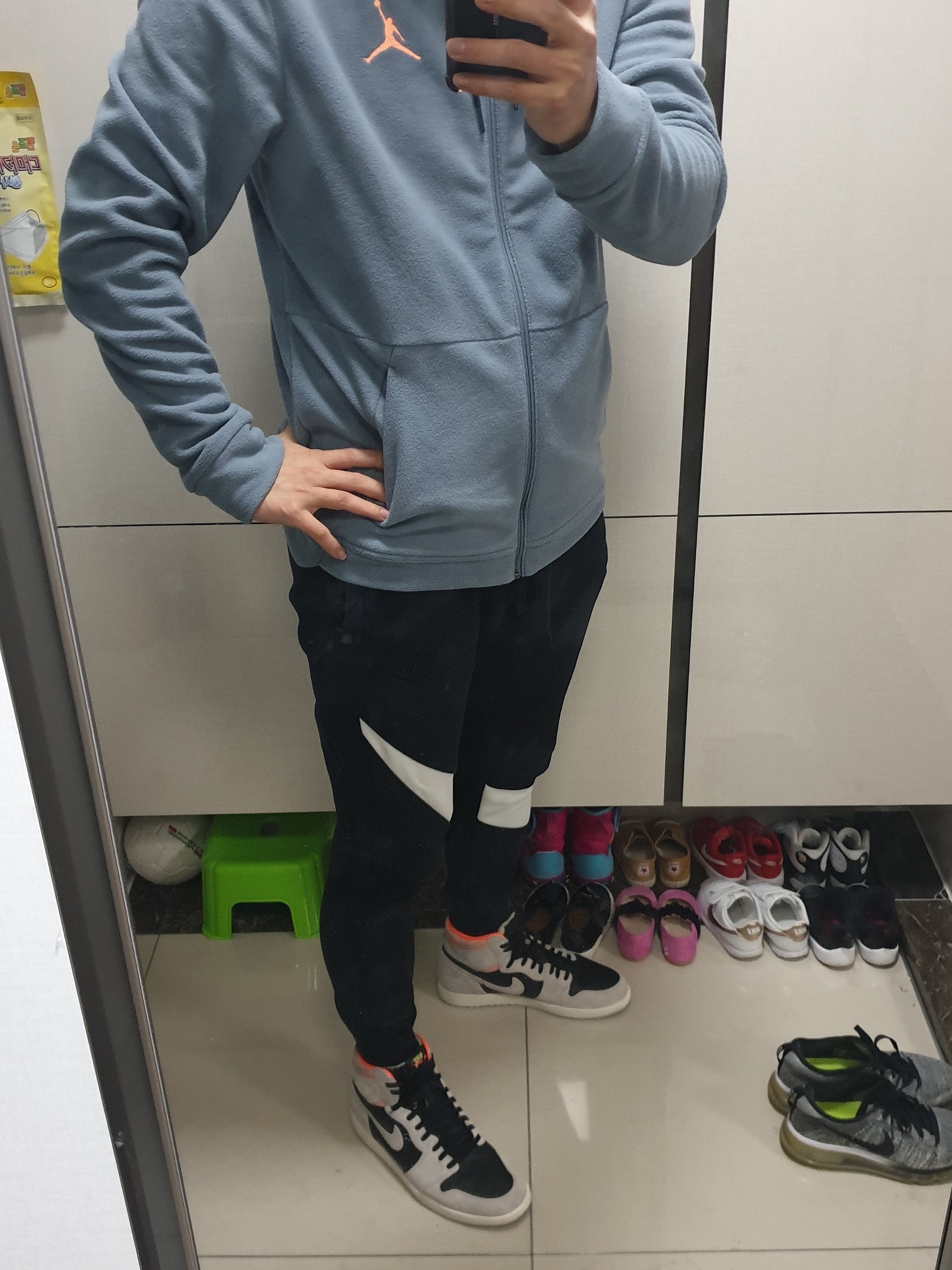 Jordan 1 Retro High Neutral Grey Hyper Crimson 착용 스타일