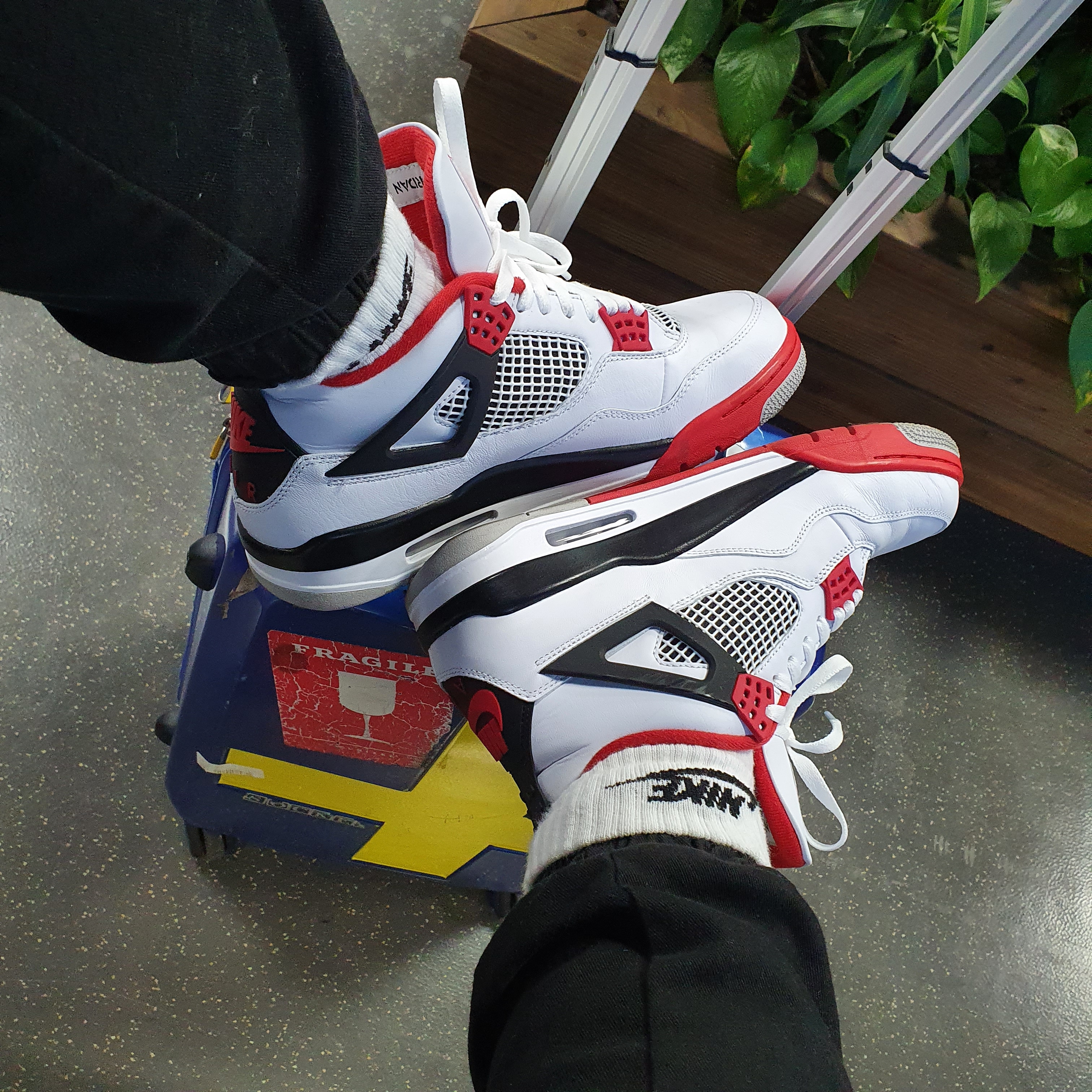Jordan 4 Retro OG Fire Red 2020 착용 스타일 - 2