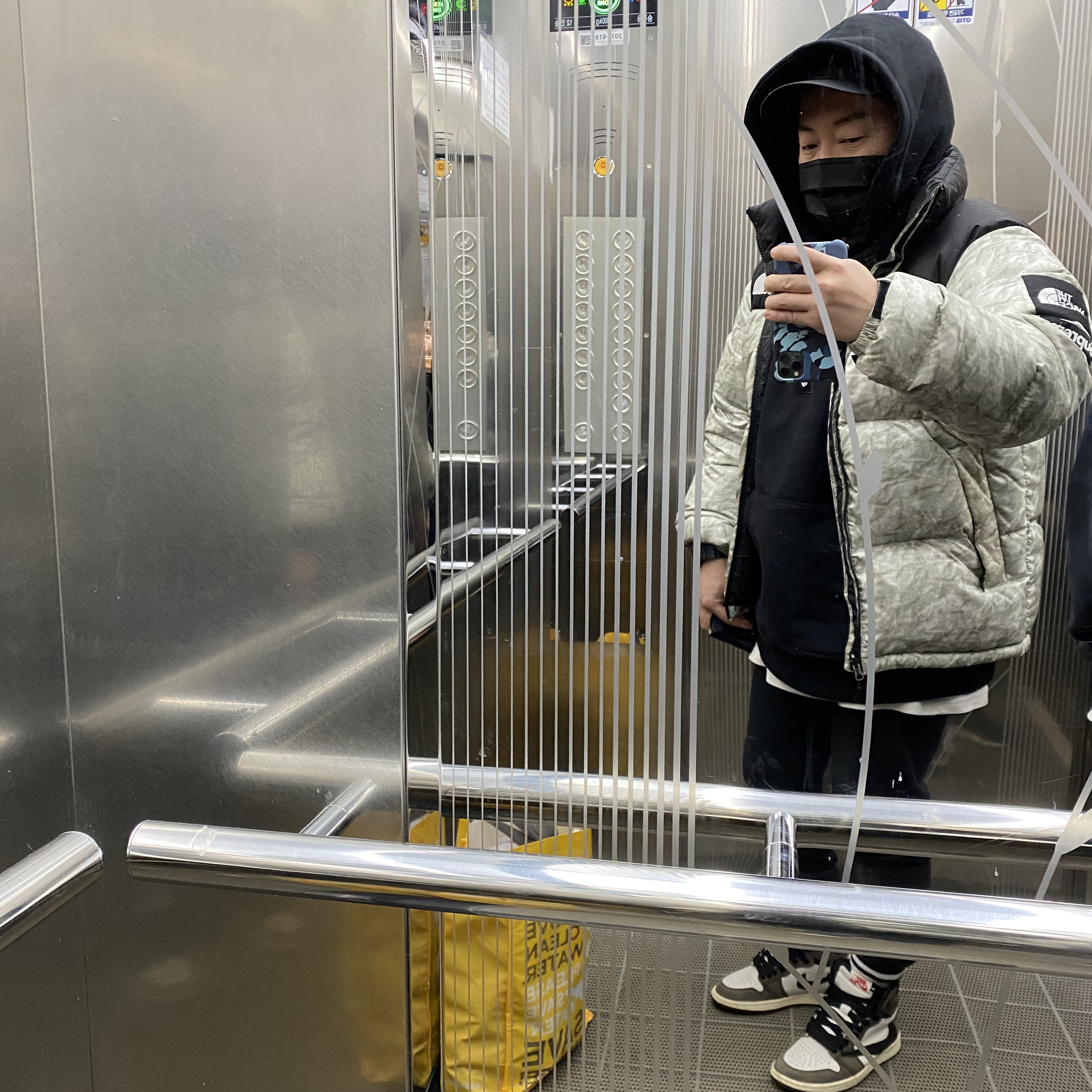 Jordan 1 x Travis Scott Retro High OG SP Mocha, Supreme x The North Face Paper Print Nuptse Jacket - 19FW 착용 스타일
