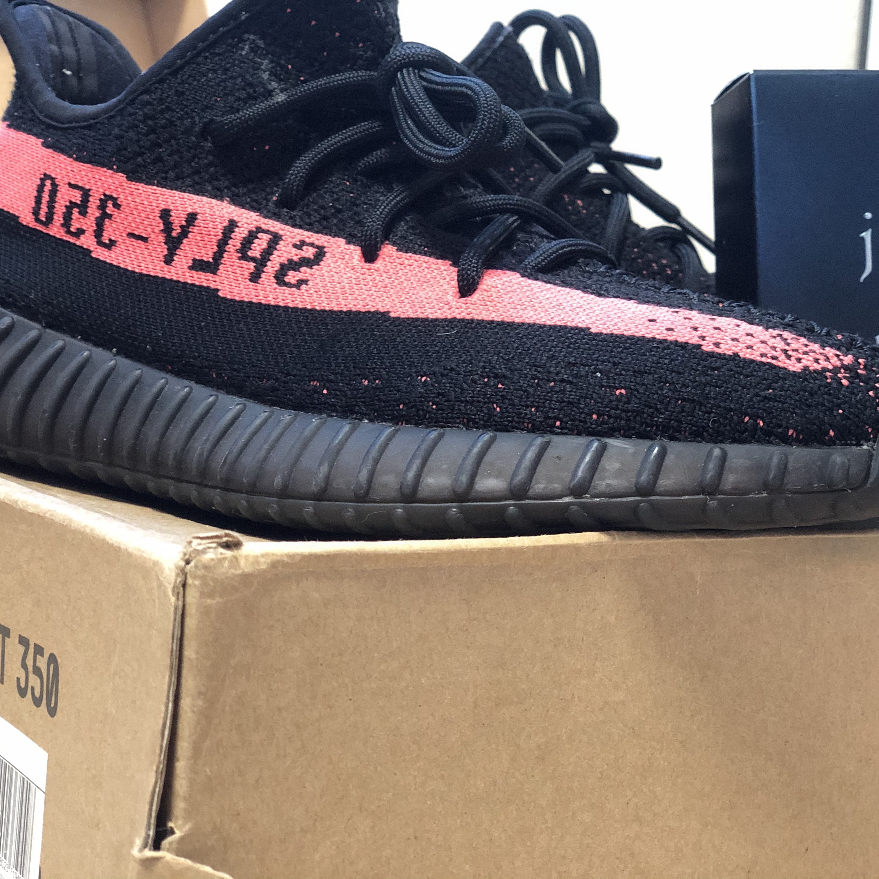 Adidas Yeezy Boost 350 V2 Core Black Red 2016 착용 스타일