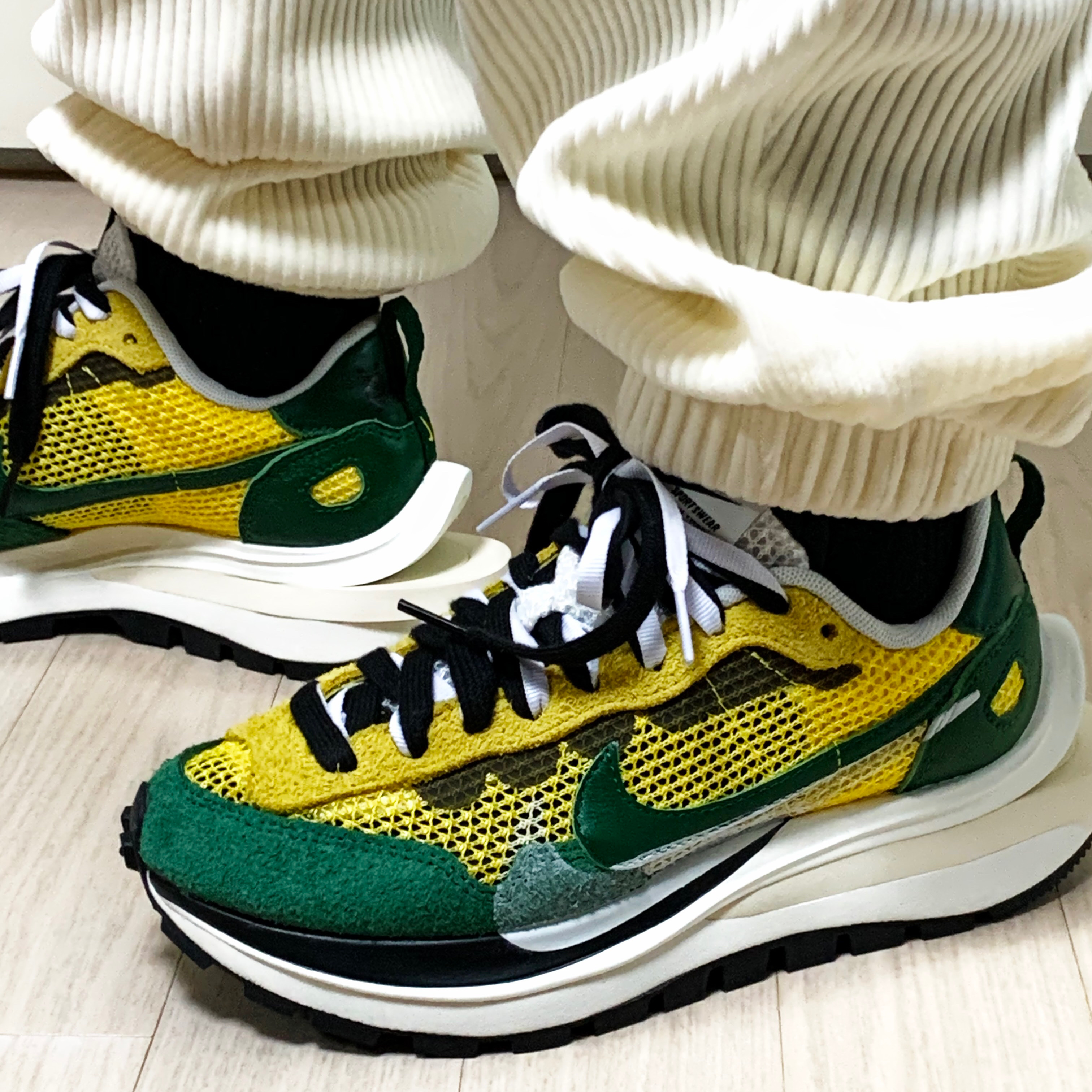 Nike x Sacai VaporWaffle Tour Yellow & Gorge Green Sail 착용 스타일
