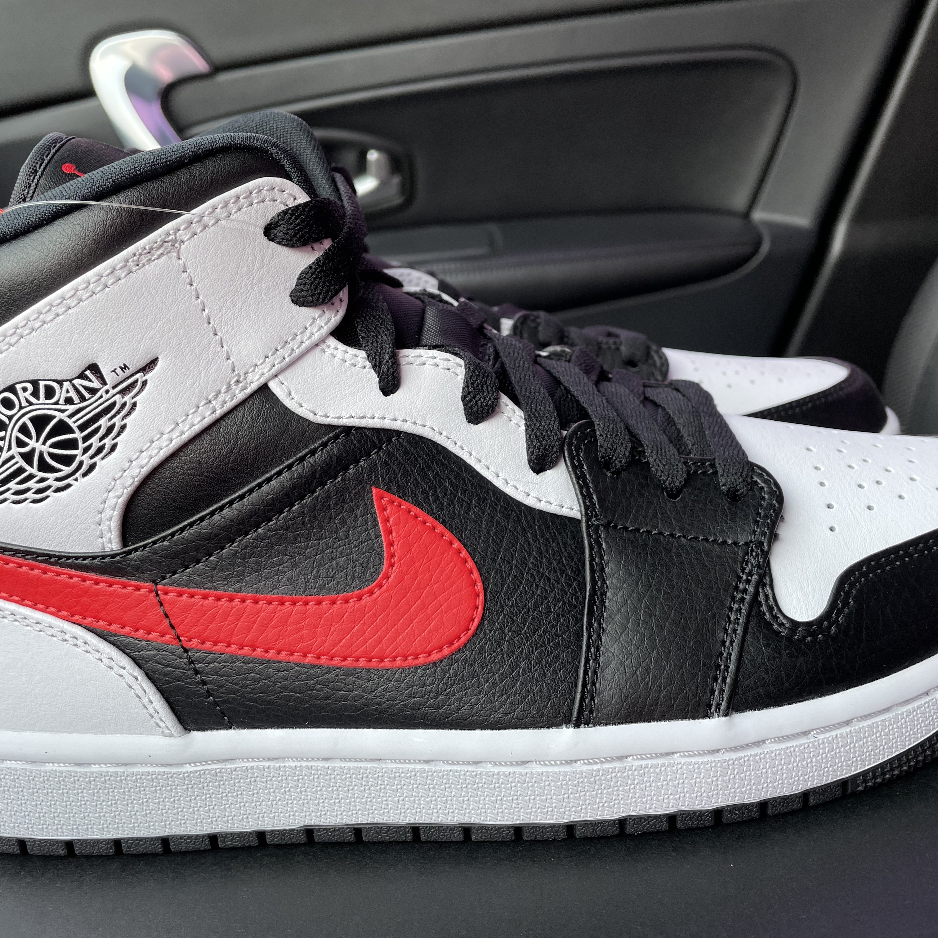 Jordan 1 Mid Black Chile Red 착용 스타일 - 2