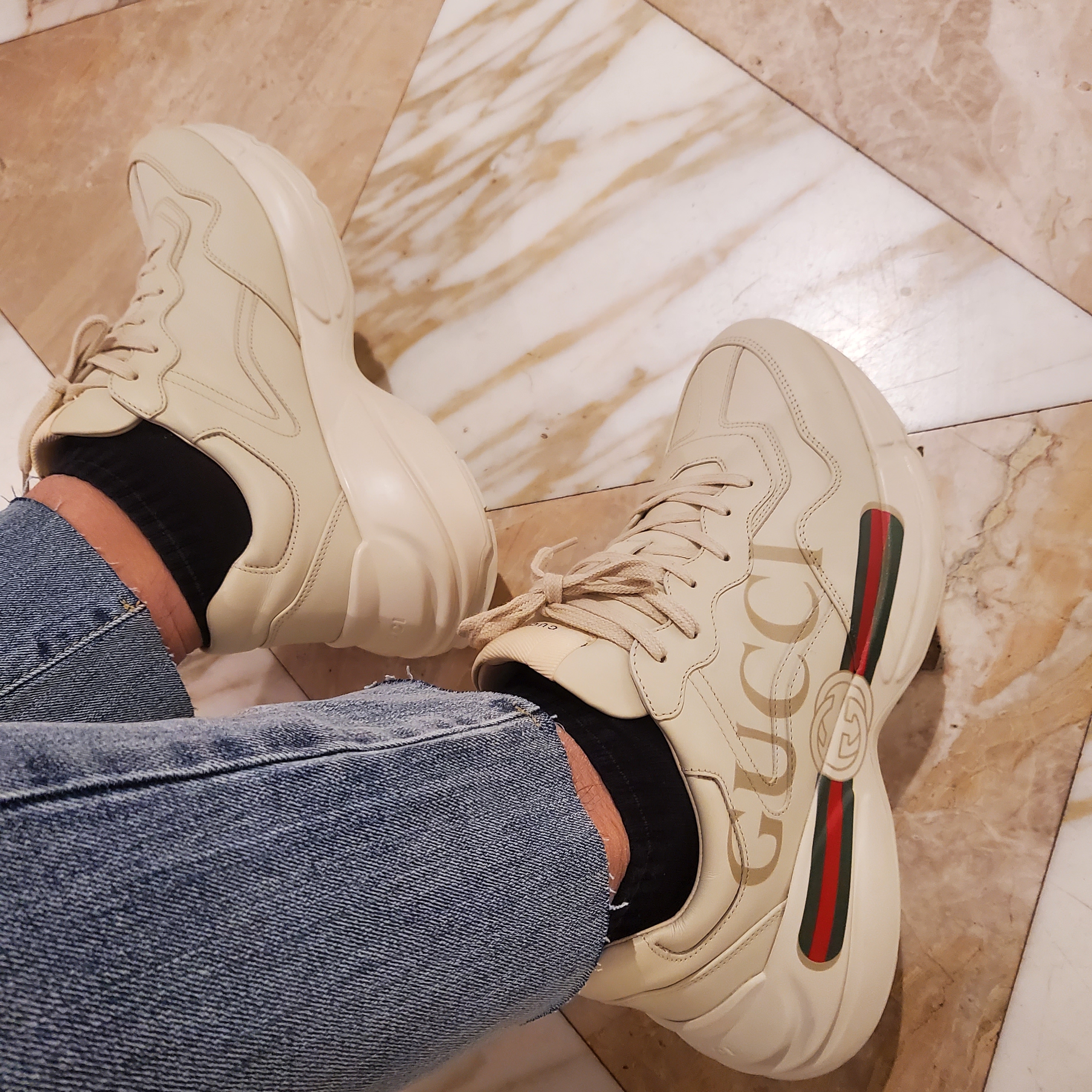 Gucci Rhyton Leather Sneakers Logo 착용 스타일