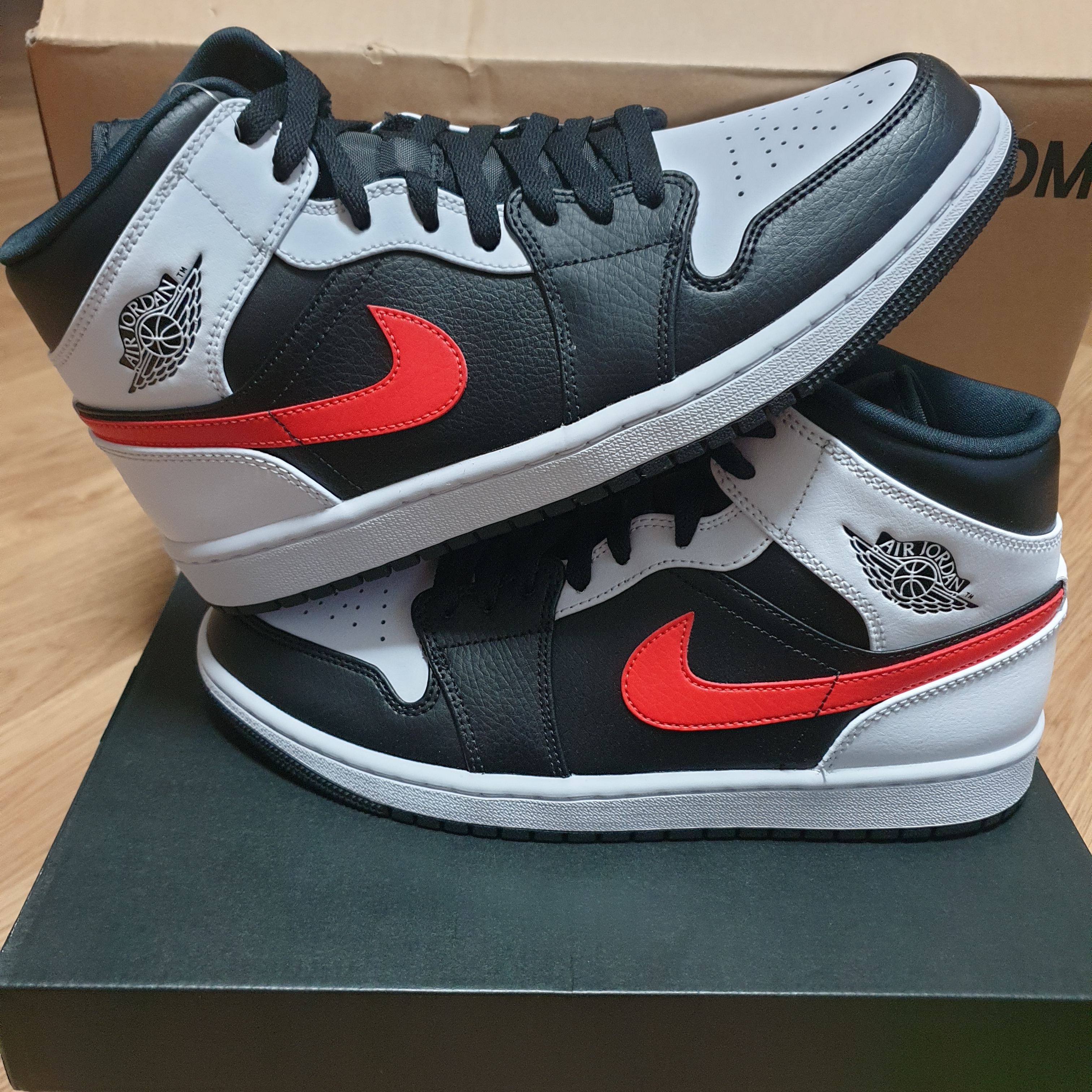 Jordan 1 Mid Black Chile Red 착용 스타일 - 1