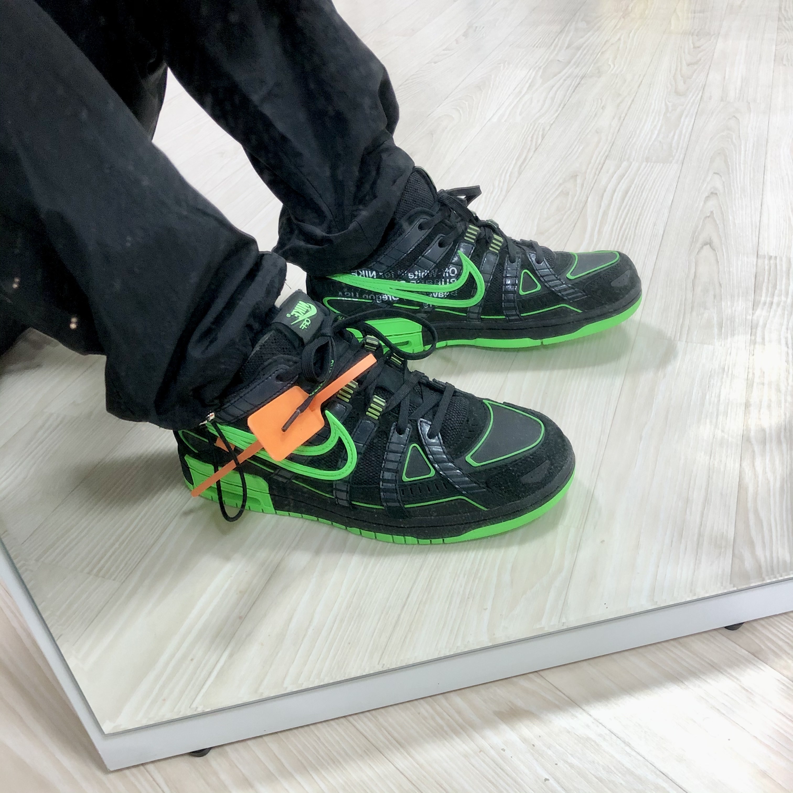 Nike x Off-White Air Rubber Dunk Green Strike 착용 스타일 - 1