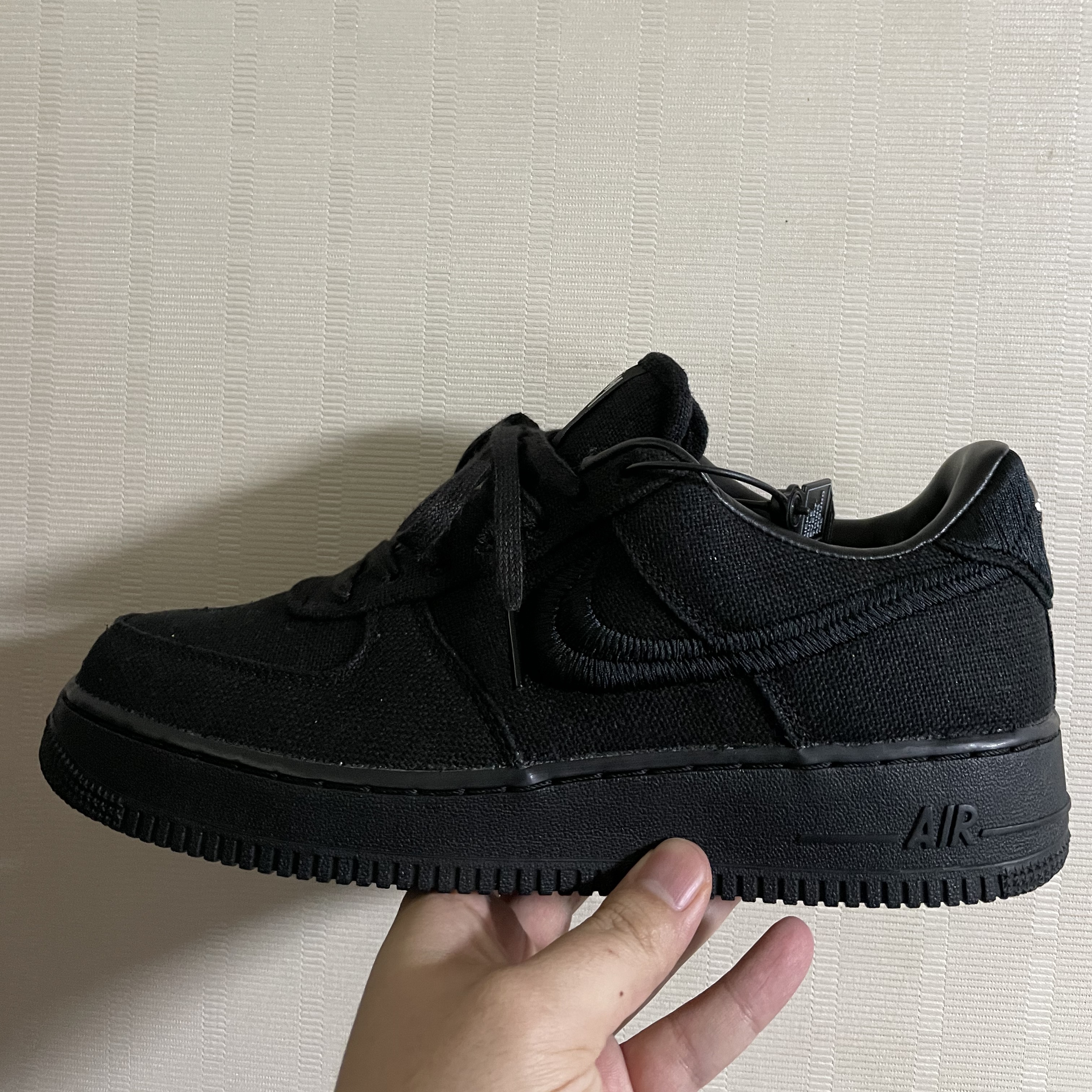 Nike x Stussy Air Force 1 Low Triple Black 착용 스타일 - 1
