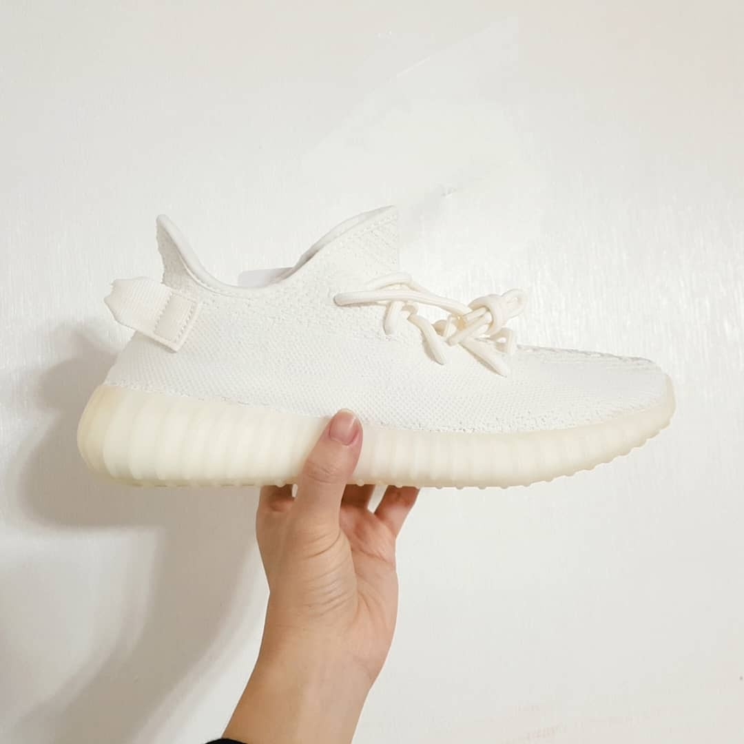 Adidas Yeezy Boost 350 V2 Cream/Triple White 착용 스타일 - 2