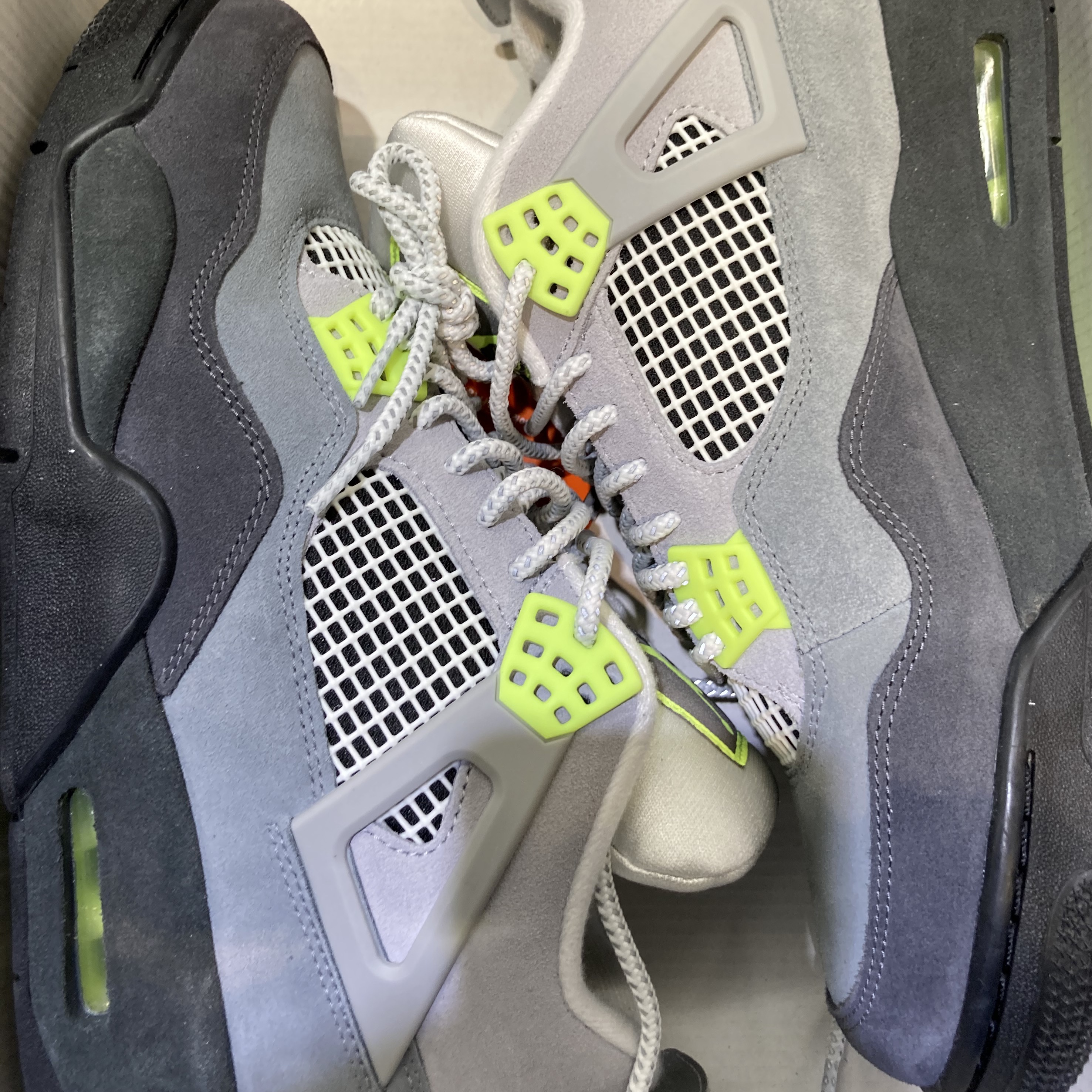 Jordan 4 Retro SE Neon 95 착용 스타일 - 2
