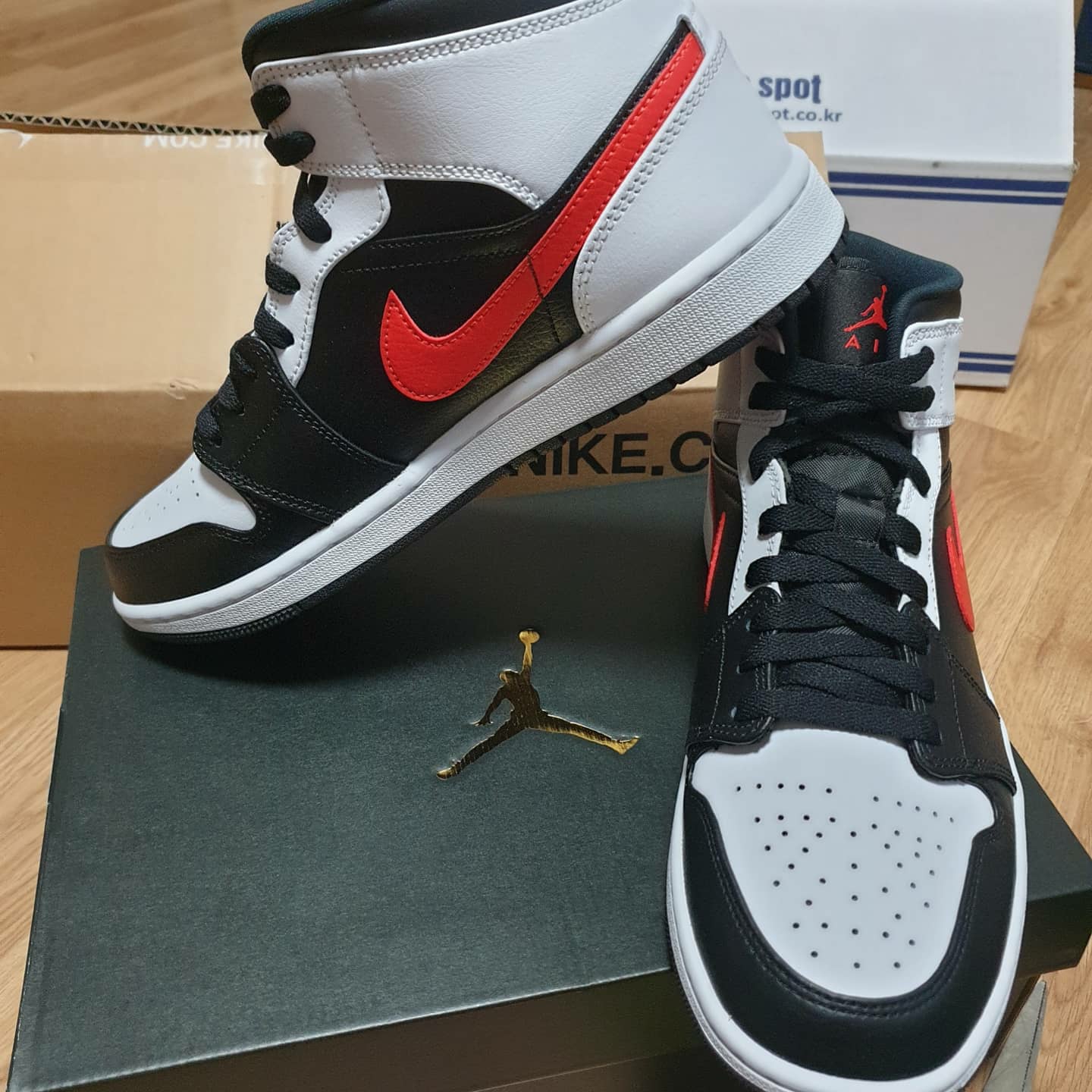 Jordan 1 Mid Black Chile Red 착용 스타일 - 3