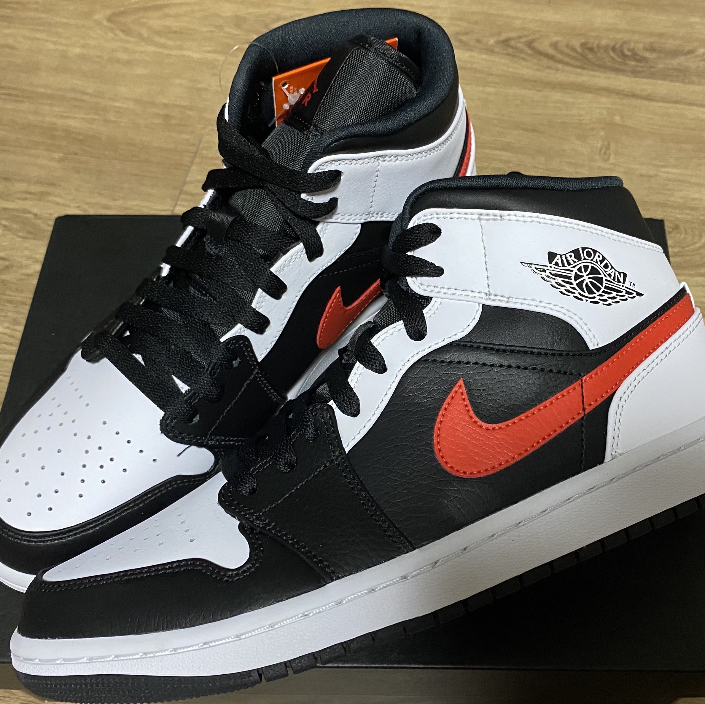 Jordan 1 Mid Black Chile Red 착용 스타일