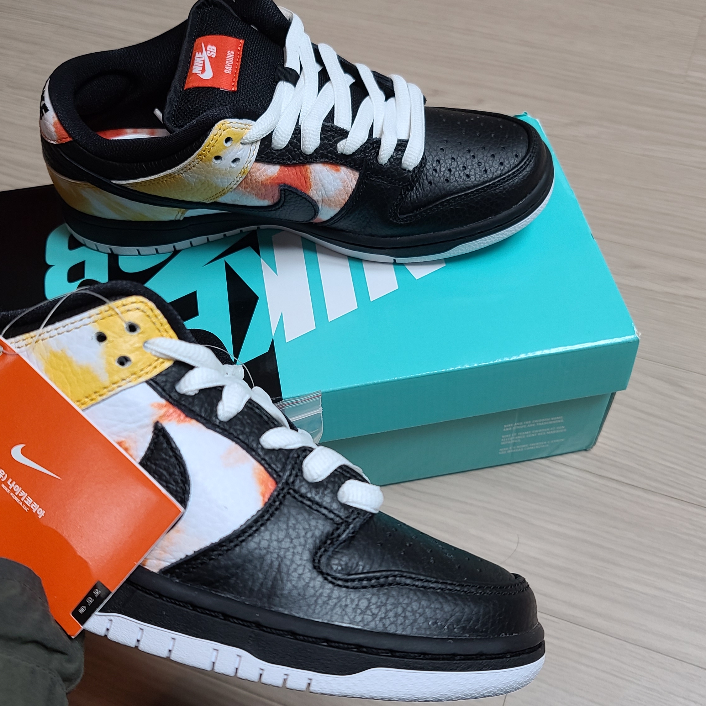 Nike SB Dunk Low Raygun Tie-Dye Black 착용 스타일
