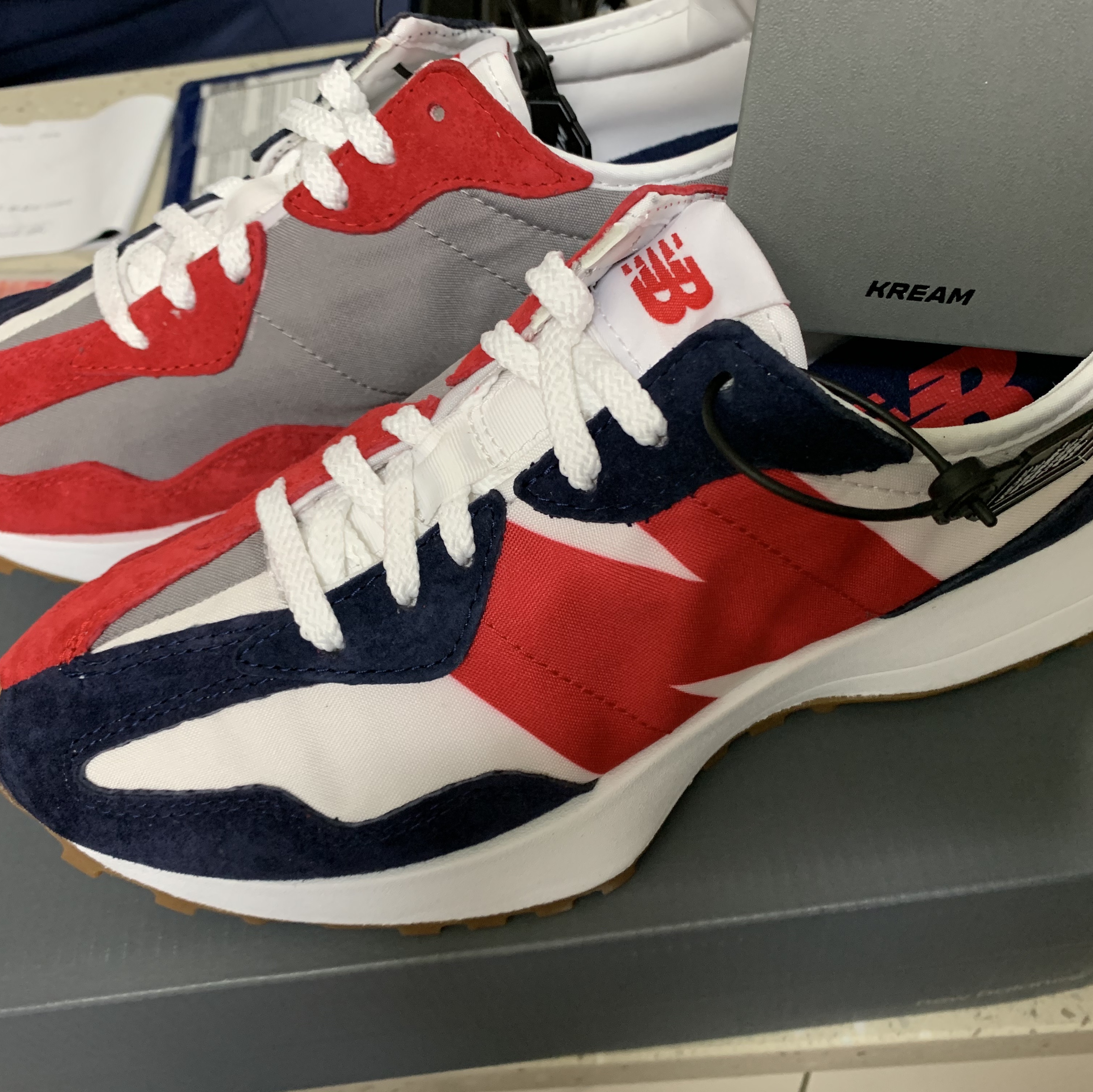 New Balance 327 Navy Red Gum 착용 스타일 - 1