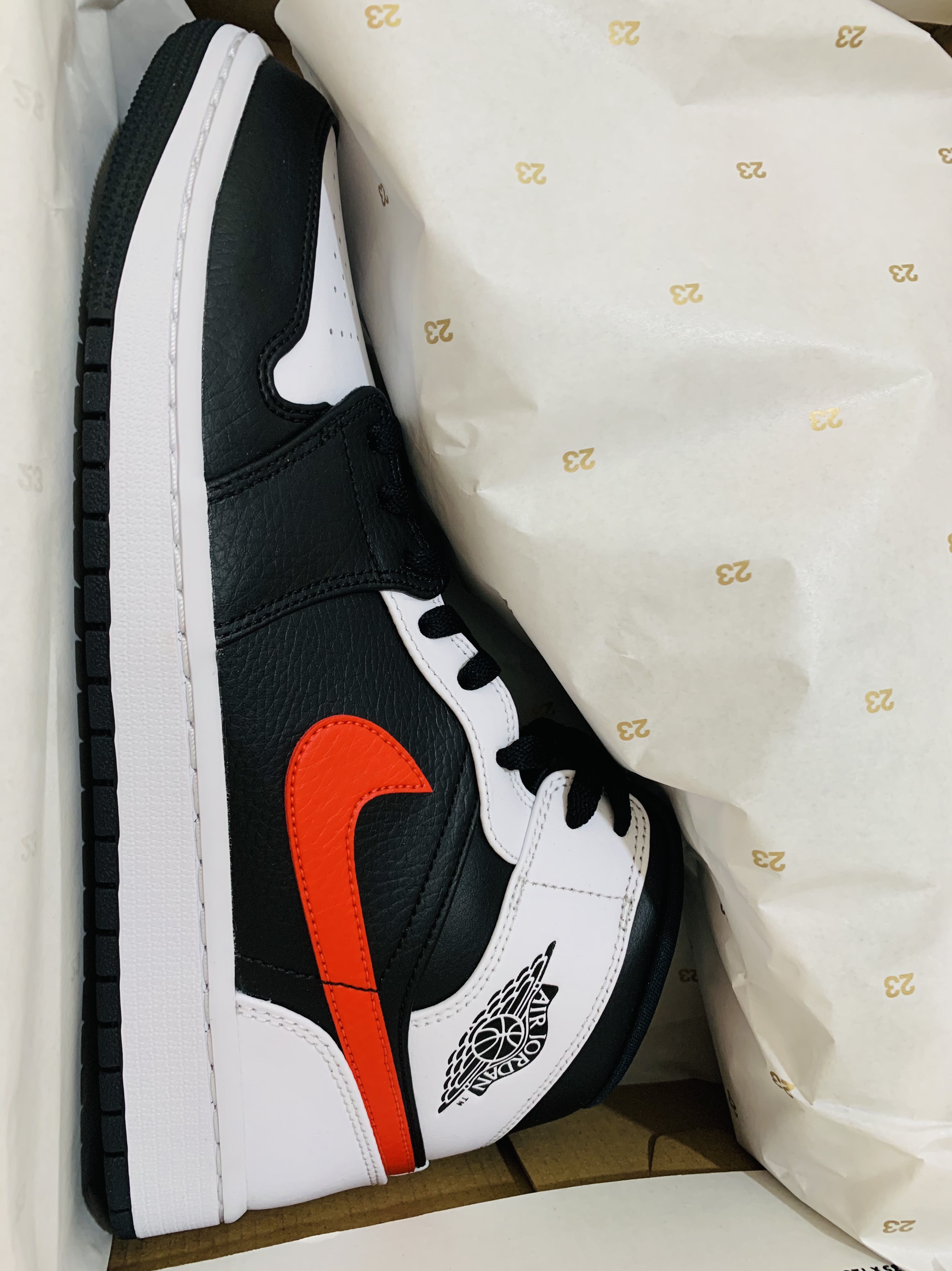 Jordan 1 Mid Black Chile Red 착용 스타일