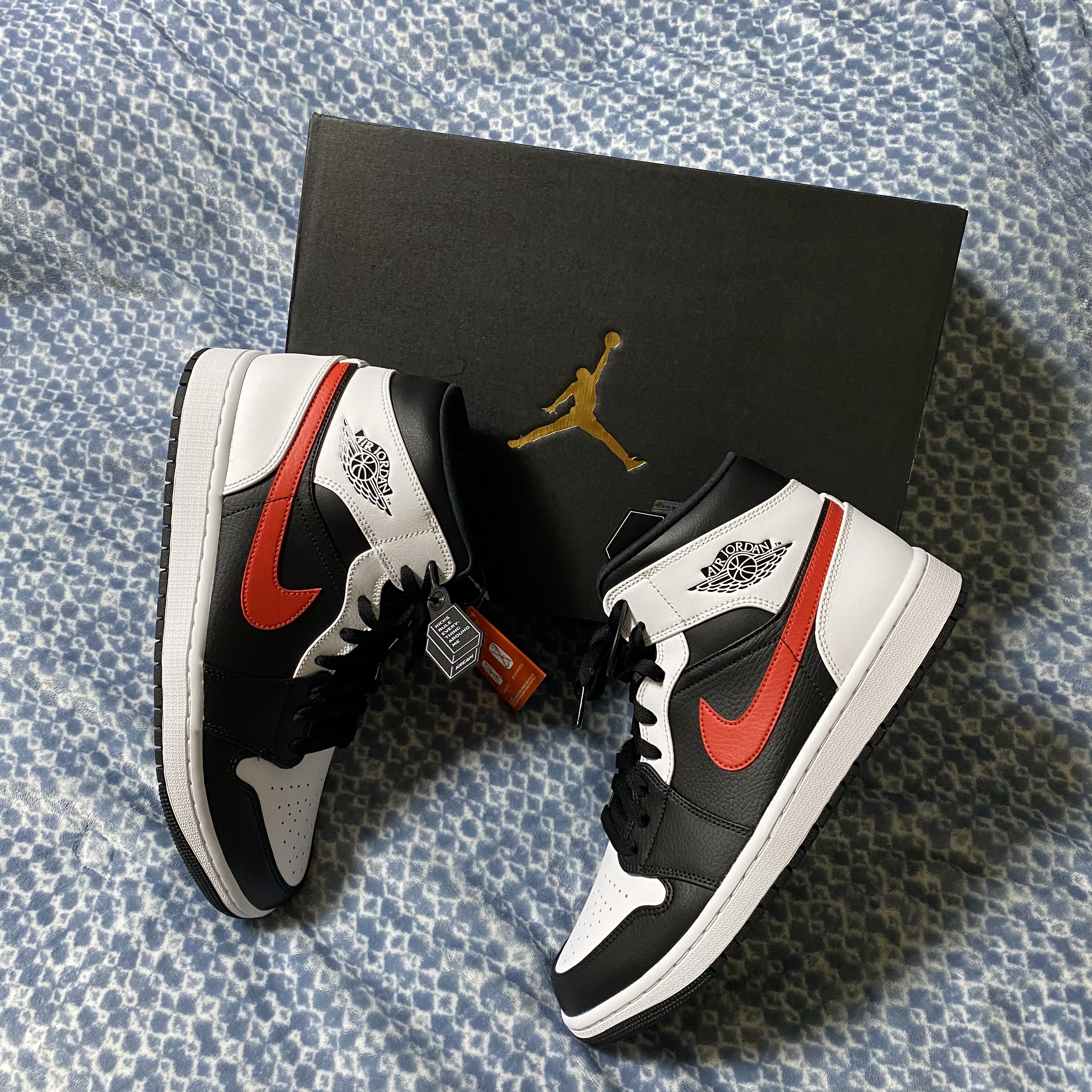 Jordan 1 Mid Black Chile Red 착용 스타일