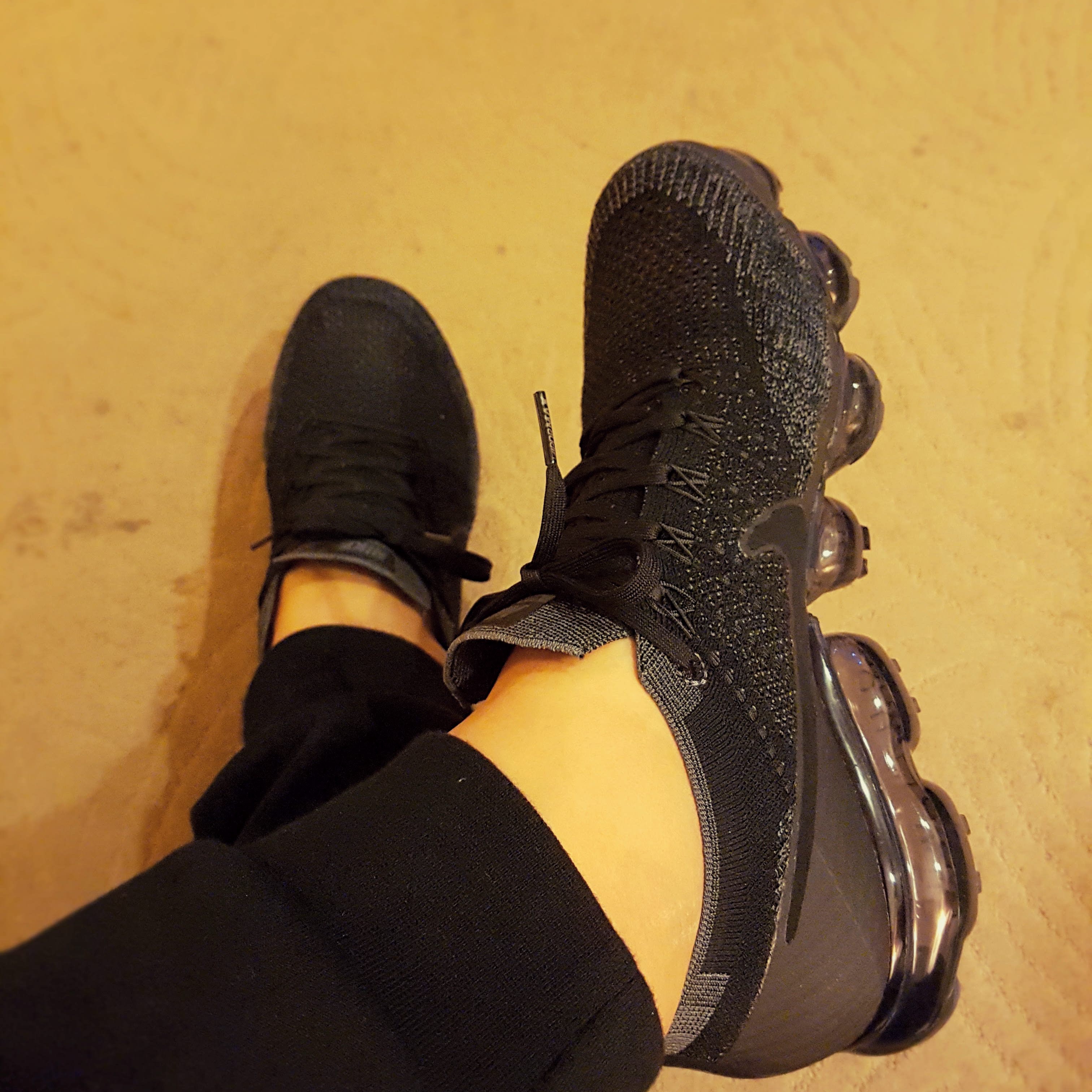 Nike Air Vapormax Flyknit Black Dark Grey 착용 스타일 - 3