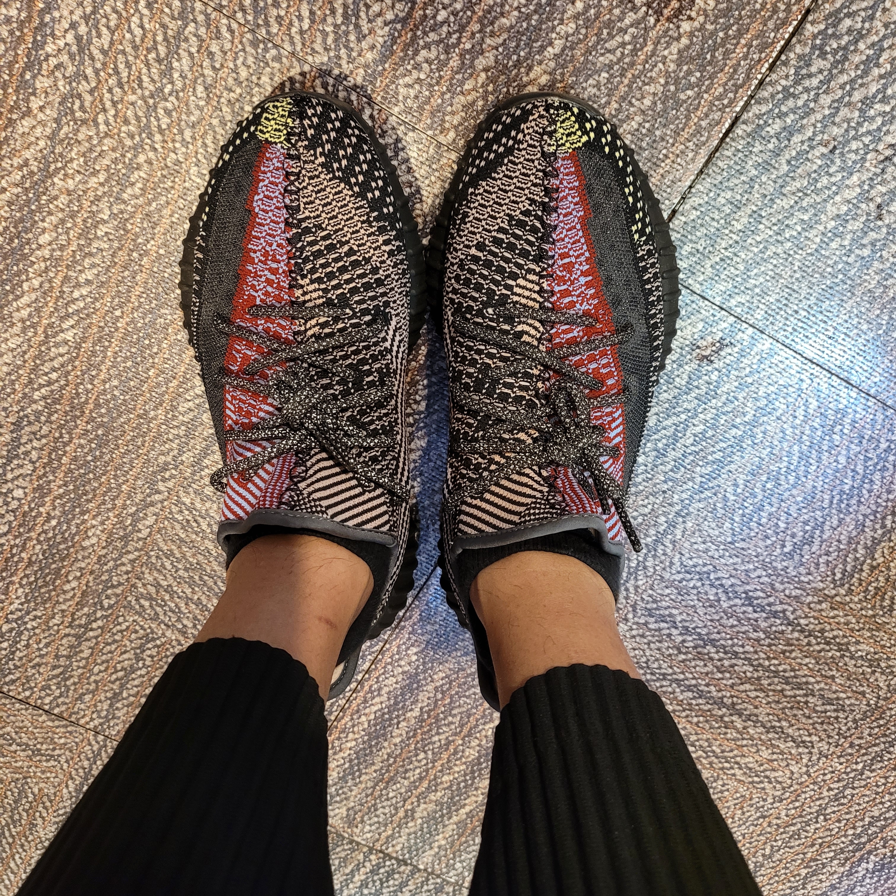Adidas Yeezy Boost 350 V2 Yecheil - Non-Reflective 착용 스타일