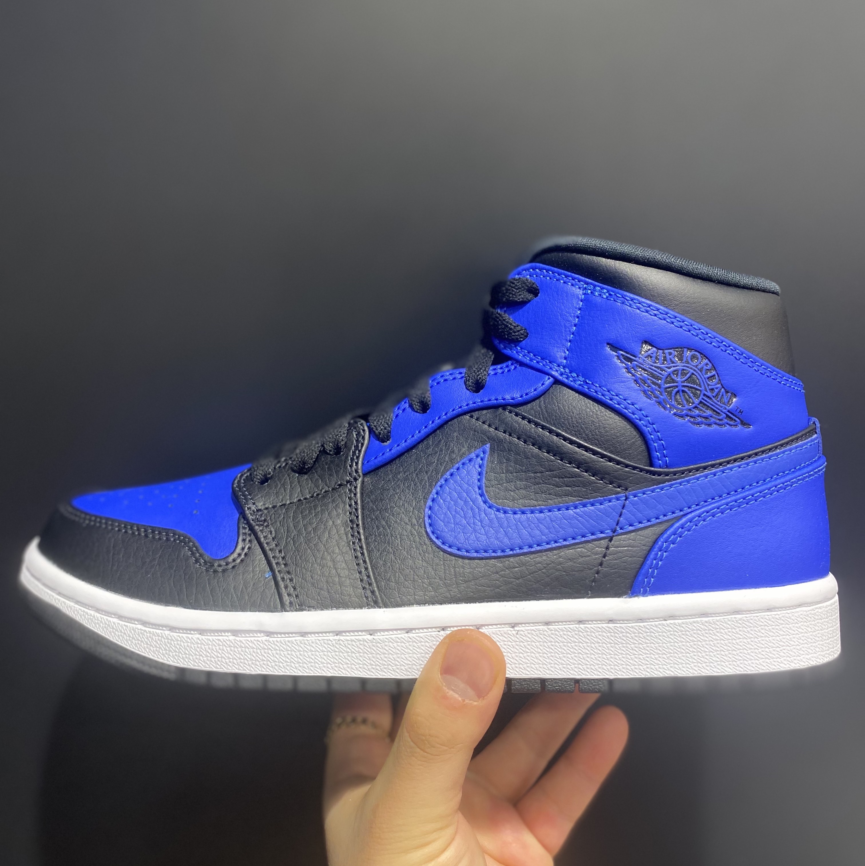Jordan 1 Mid Black Hyper Royal 착용 스타일