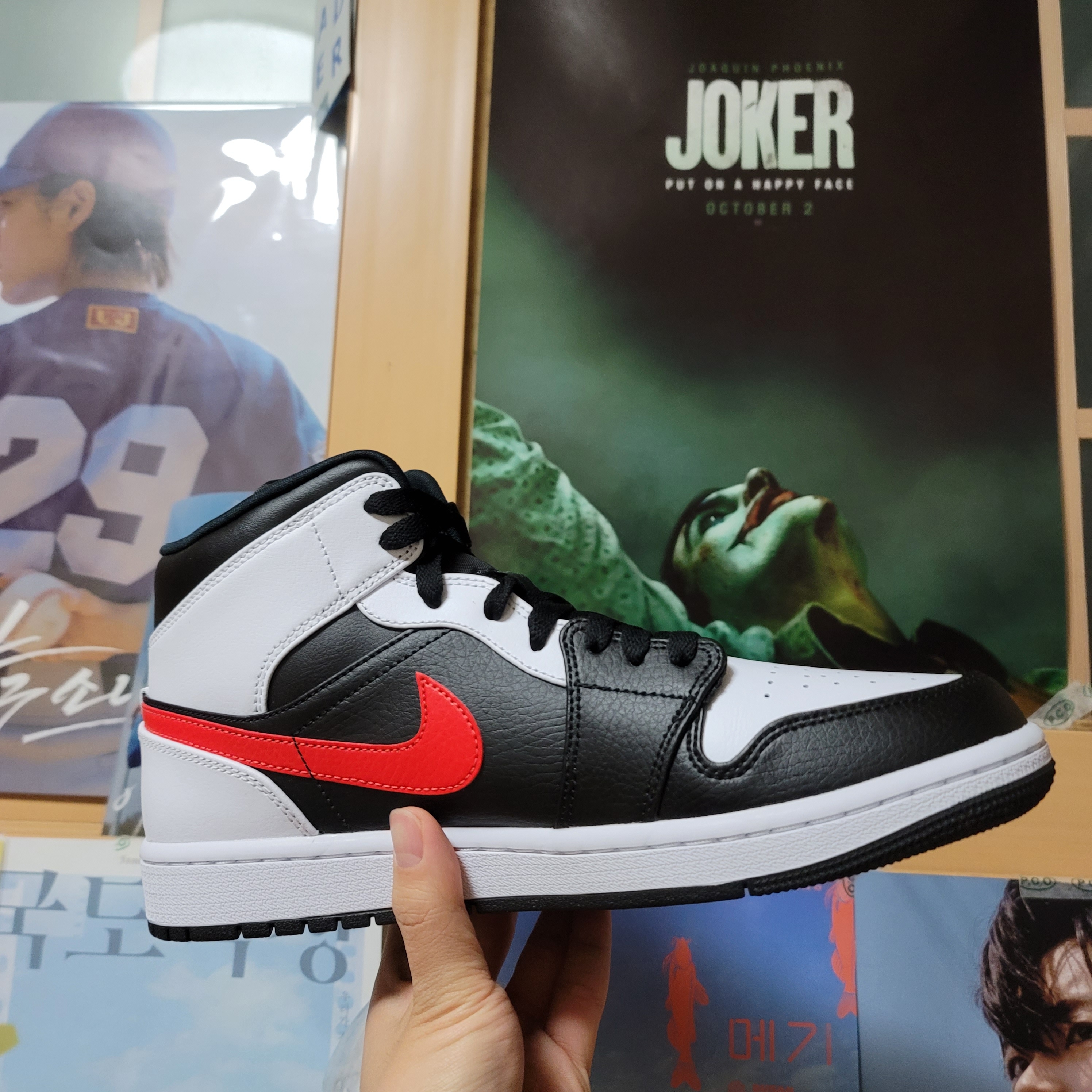 Jordan 1 Mid Black Chile Red 착용 스타일