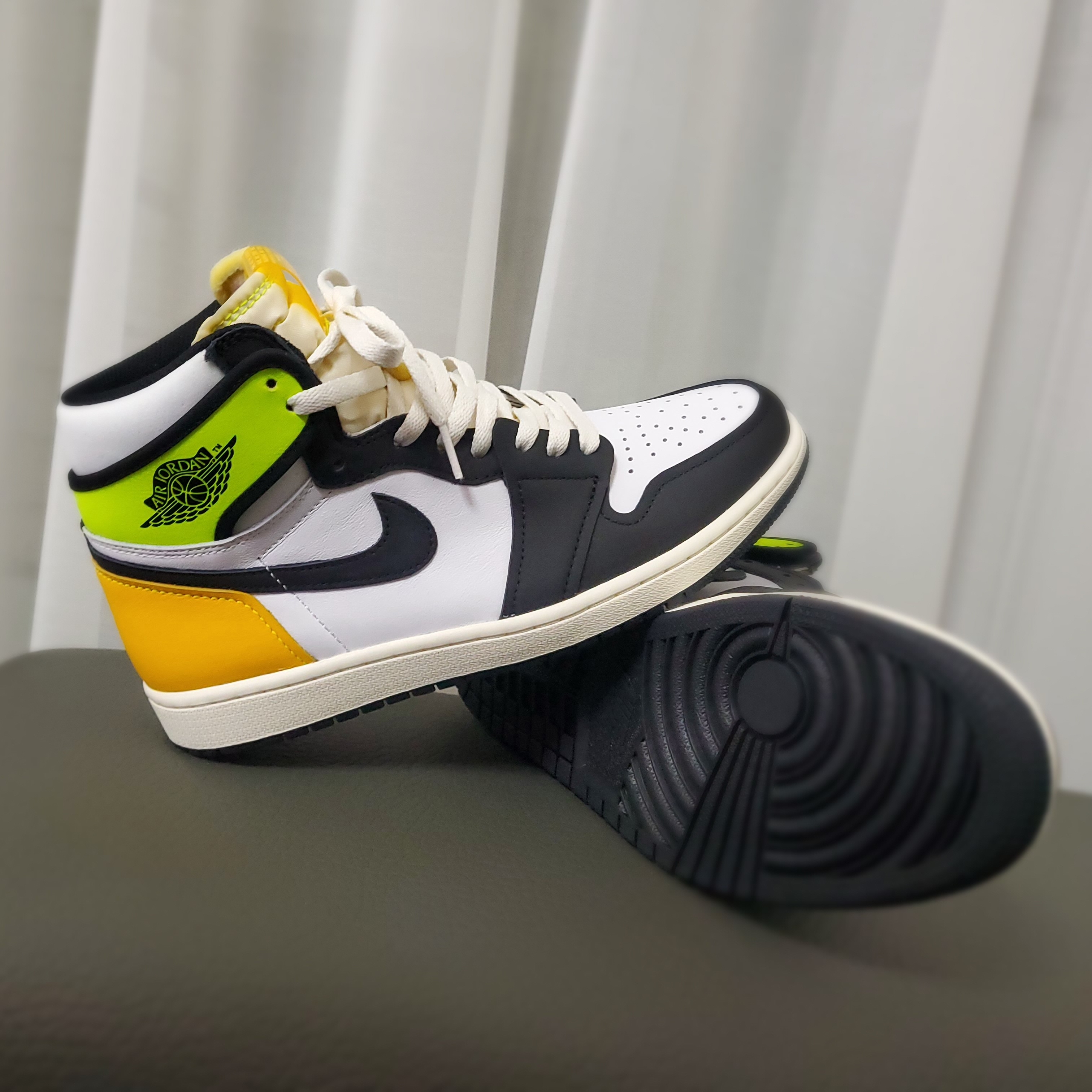 Jordan 1 Retro High OG Volt Gold 착용 스타일