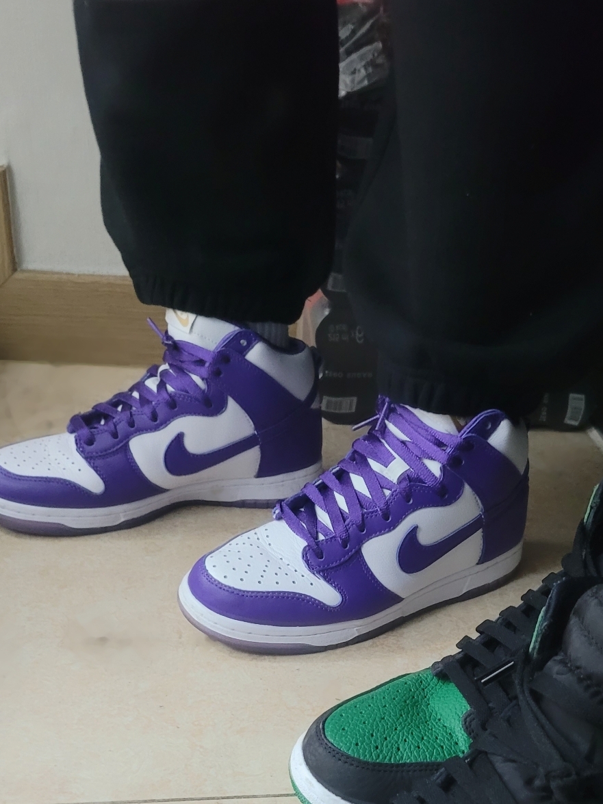 (W) Nike Dunk High SP Varsity Purple, Jordan 1 Retro High OG Pine Green Black 착용 스타일 - 2