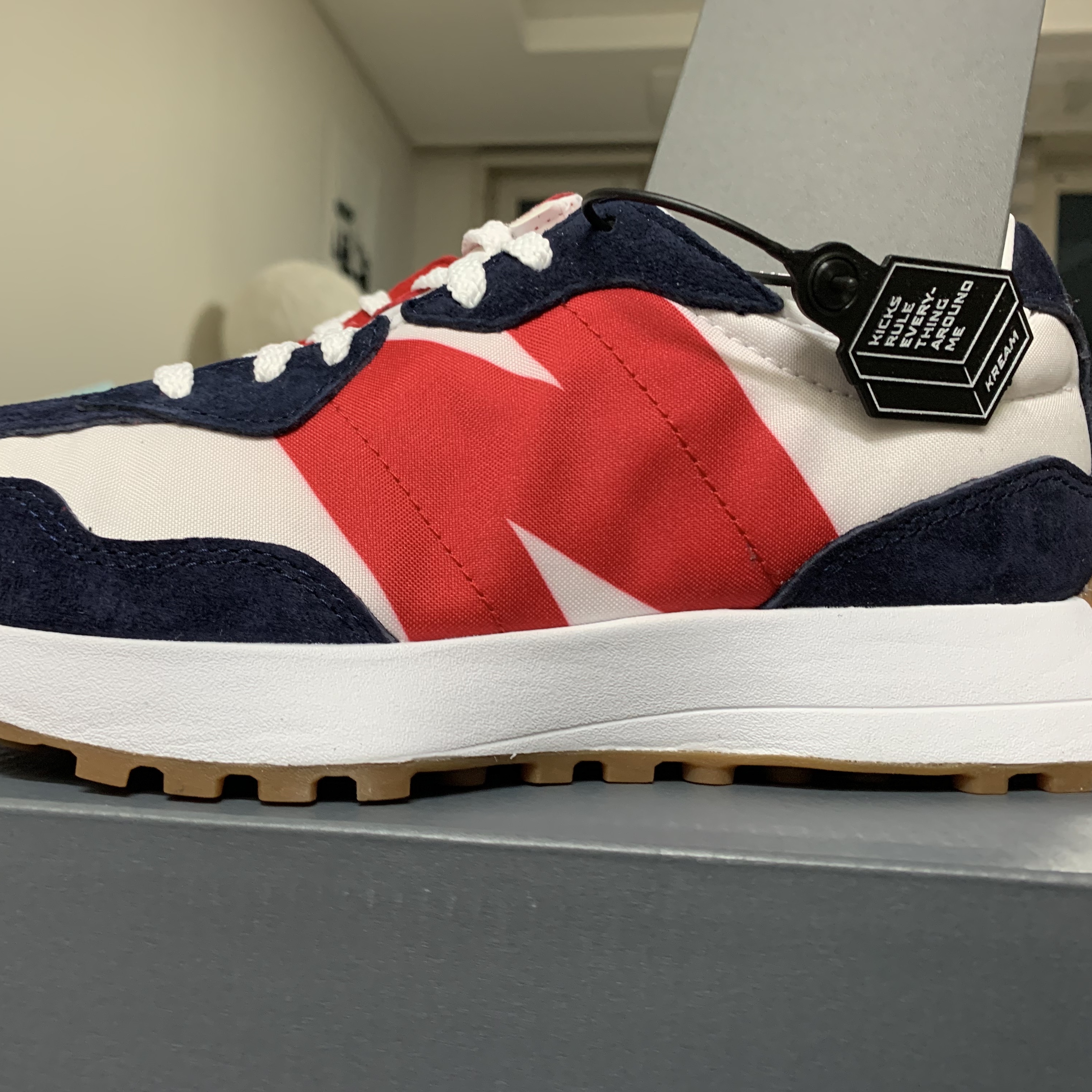 New Balance 327 Navy Red Gum 착용 스타일 - 2