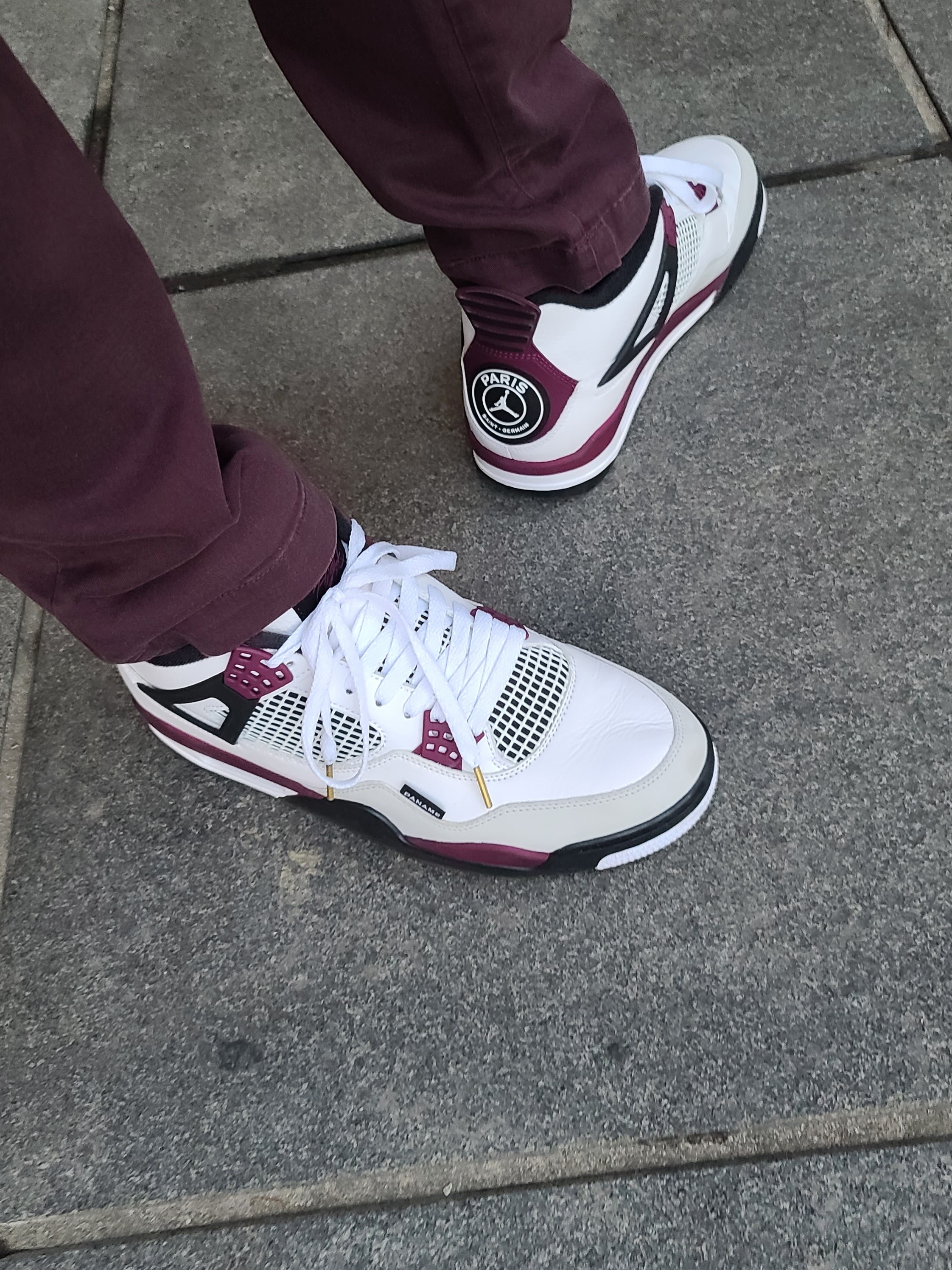 Jordan 4 x Paris Saint-Germain Retro Neutral Grey Bordeaux 착용 스타일 - 2