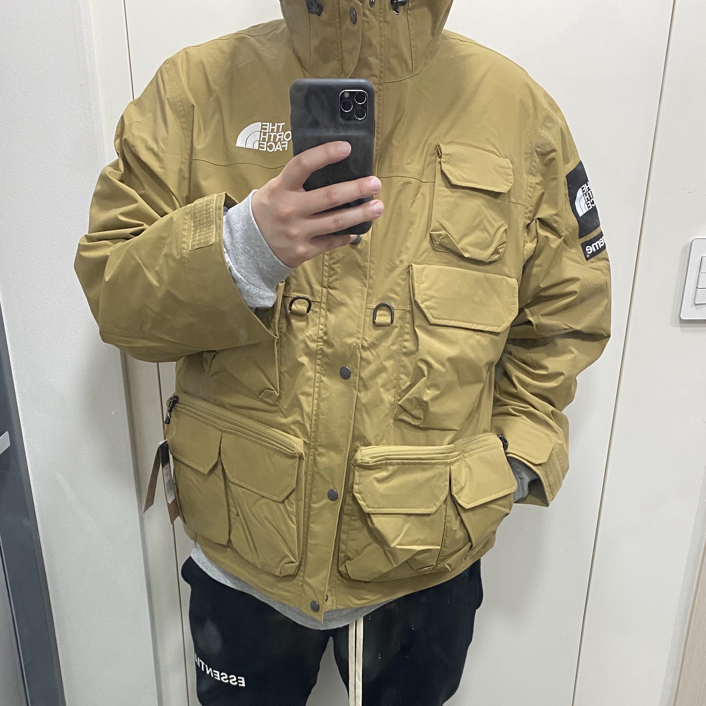 Supreme x The North Face Cargo Jacket Gold - 20SS 착용 스타일