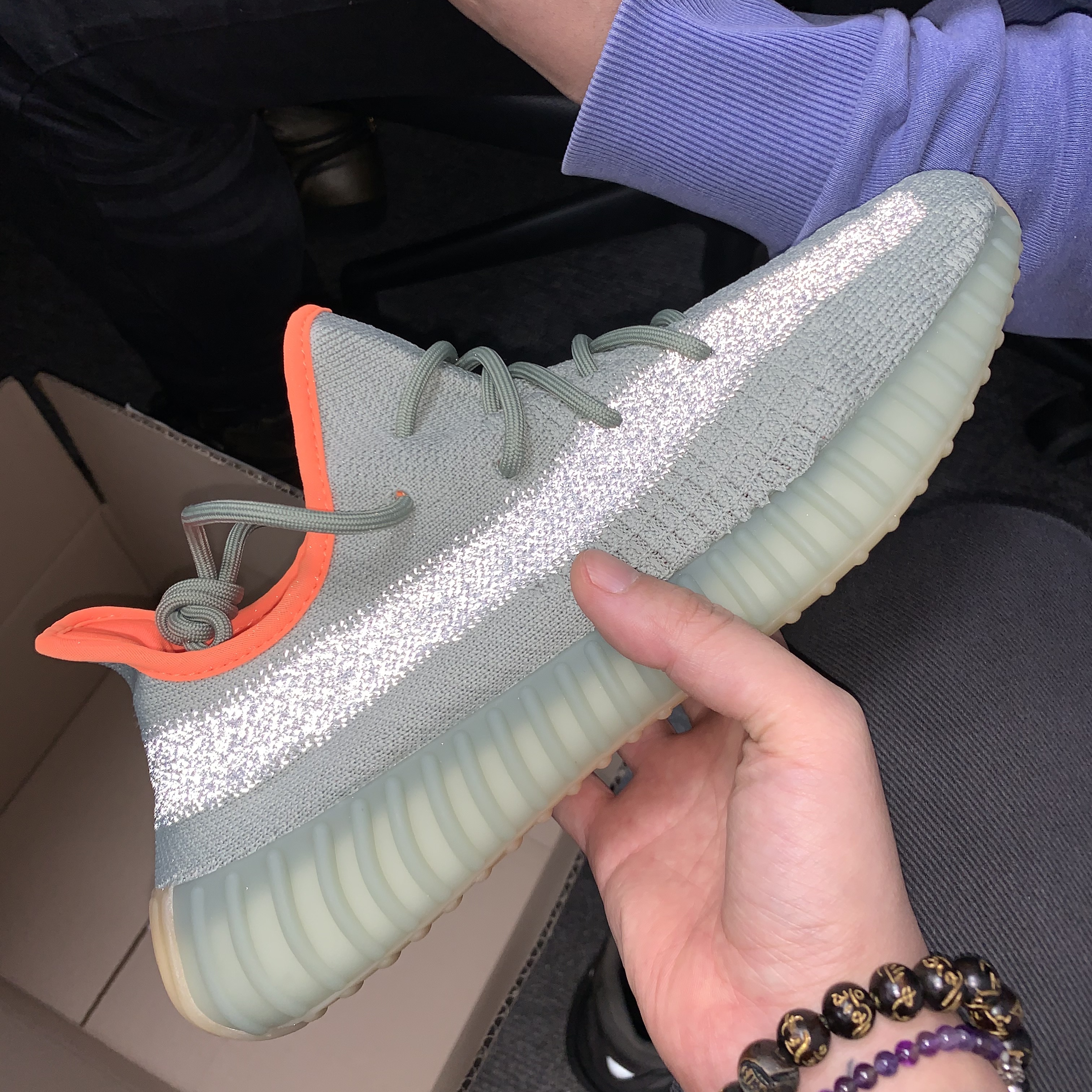 Adidas Yeezy Boost 350 V2 Desert Sage 착용 스타일