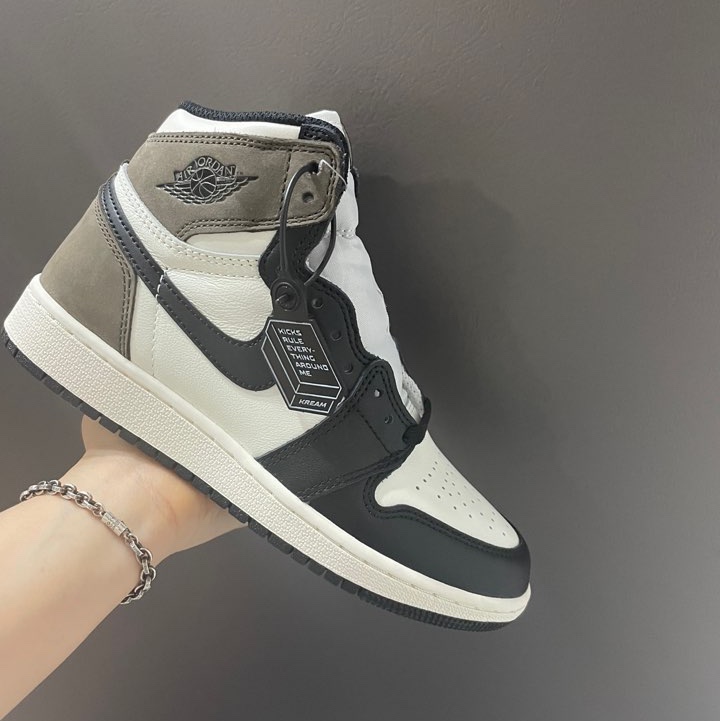 (GS) Jordan 1 Retro High OG Black Mocha 착용 스타일