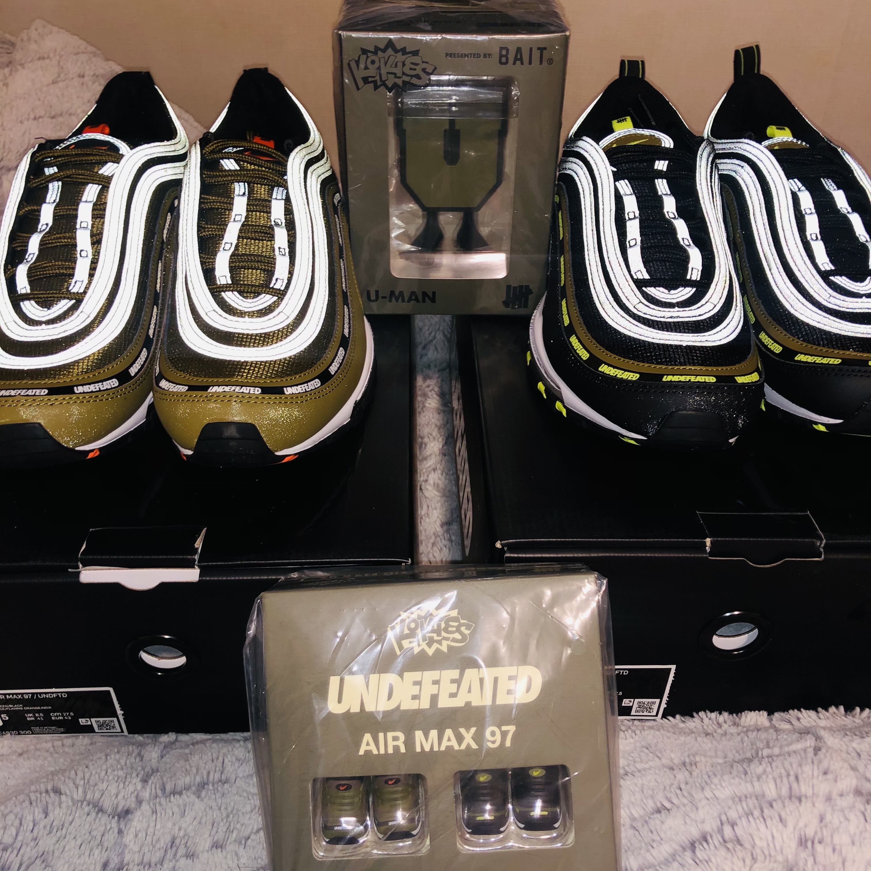 Nike x Undefeated Air Max 97 Militia Green, Nike x Undefeated Air Max 97 Black Volt 착용 스타일