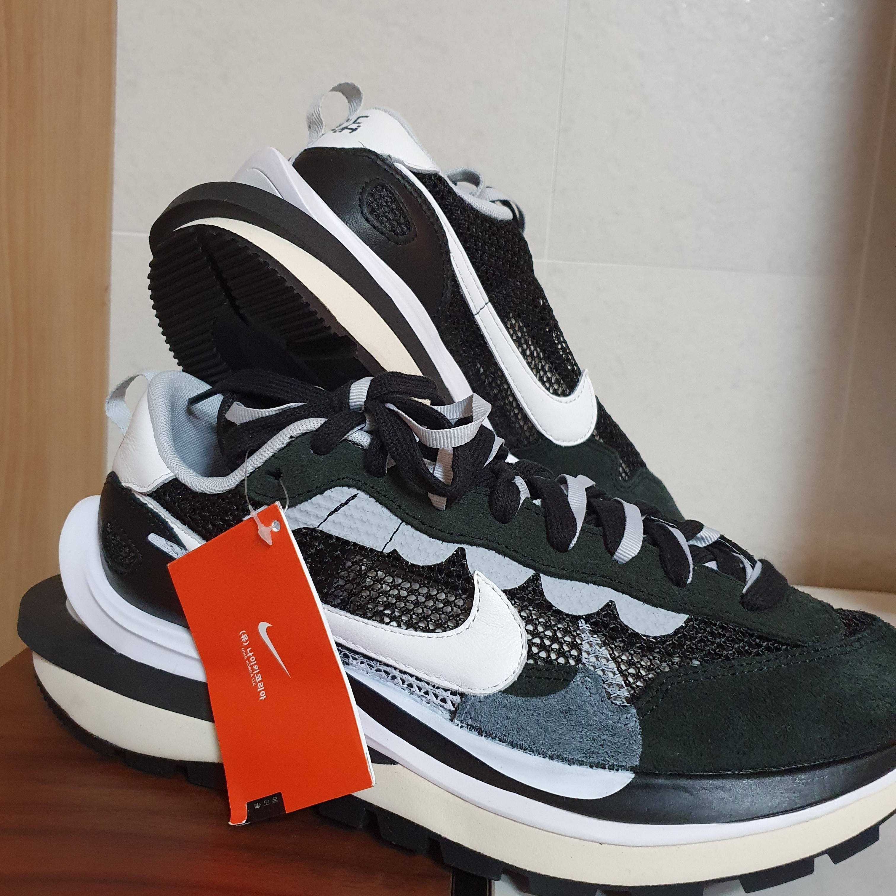 Nike x Sacai VaporWaffle Black White 착용 스타일 - 4