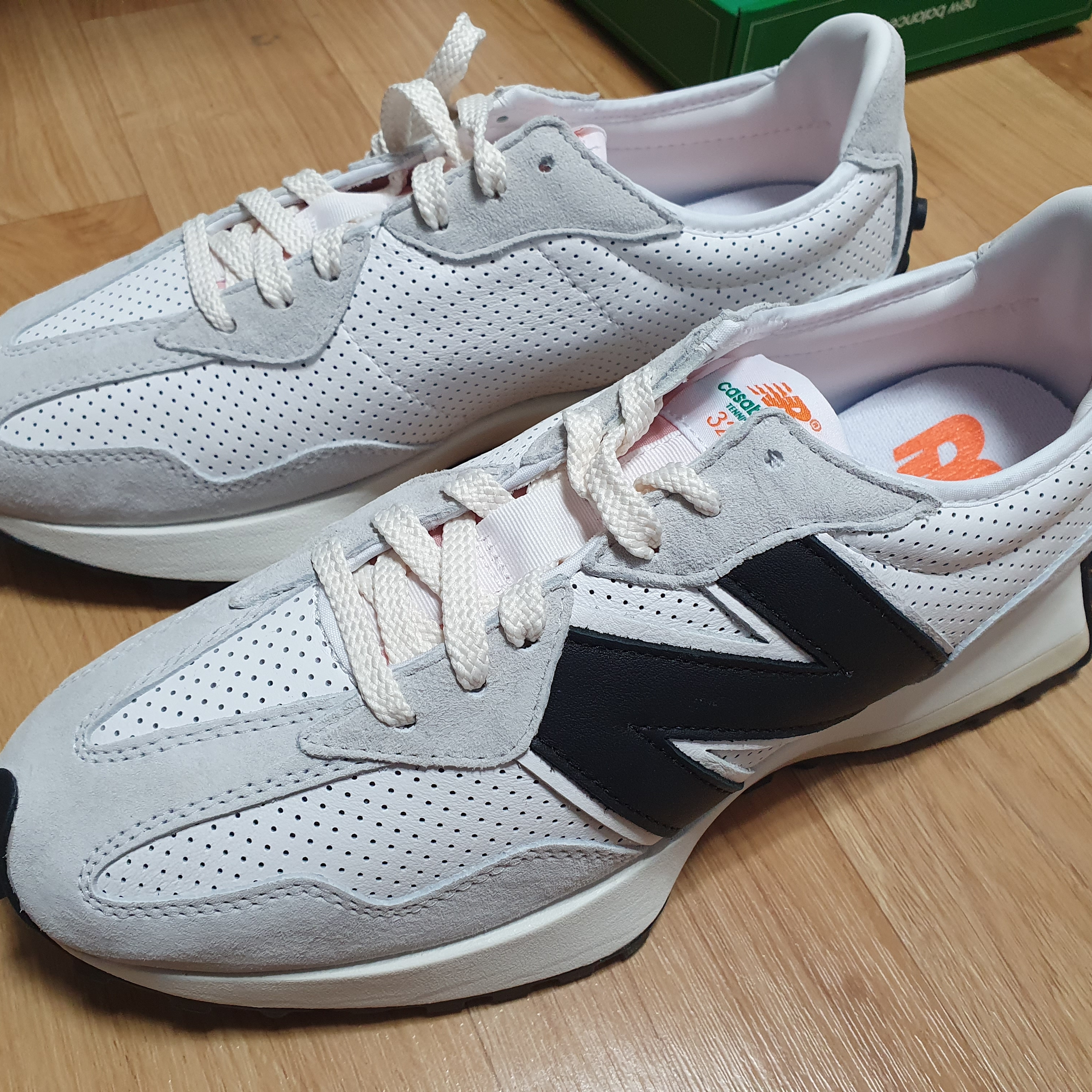 New Balance x Casablanca 327 Idealist Black Grey Pink 착용 스타일