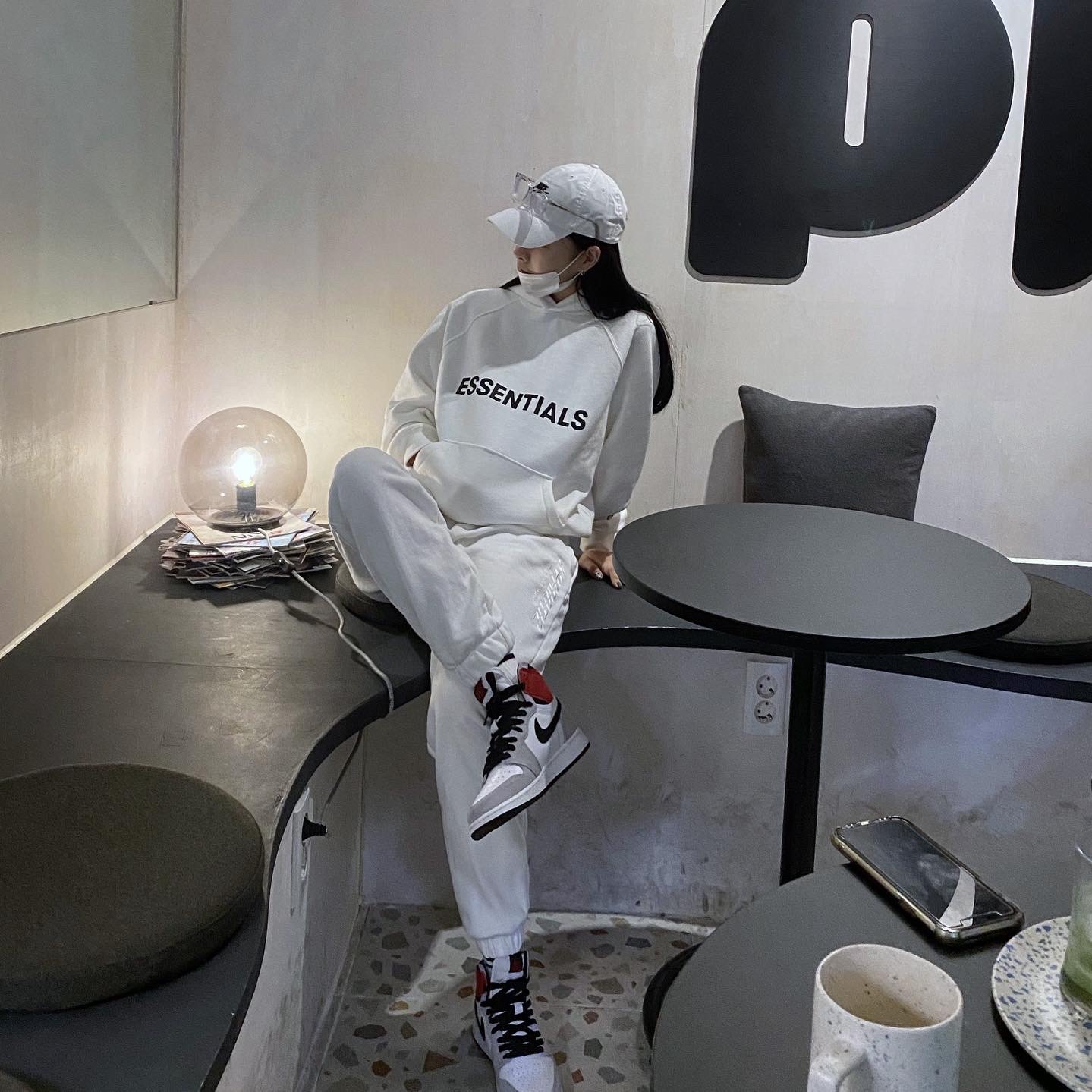 (GS) Jordan 1 Retro High OG Light Smoke Grey, Essentials 3D Silicon Applique Pullover Hoodie White - 20SS 착용 스타일