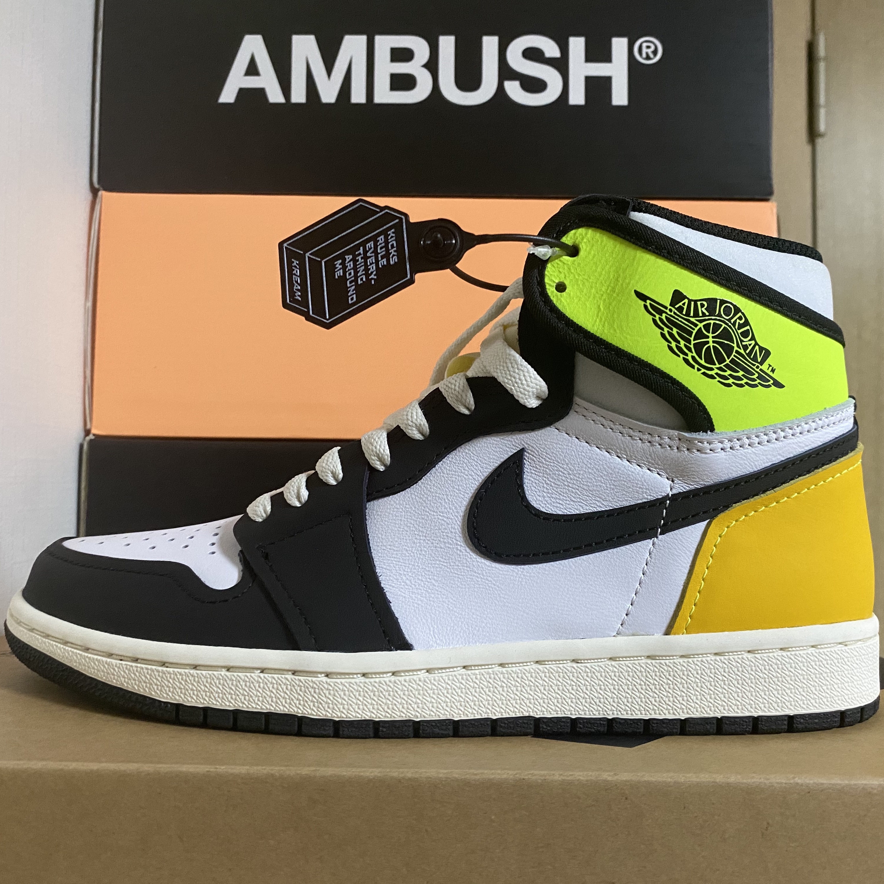 Jordan 1 Retro High OG Volt Gold 착용 스타일 - 1