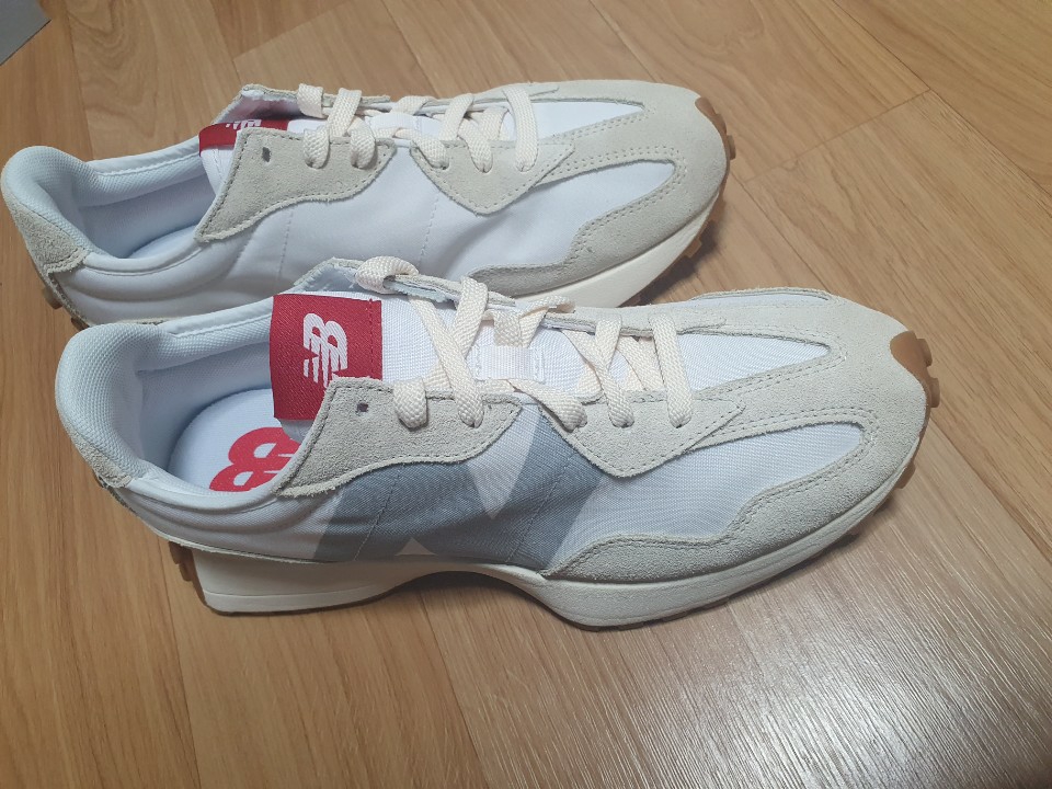New Balance 327 White Silver Gum 착용 스타일