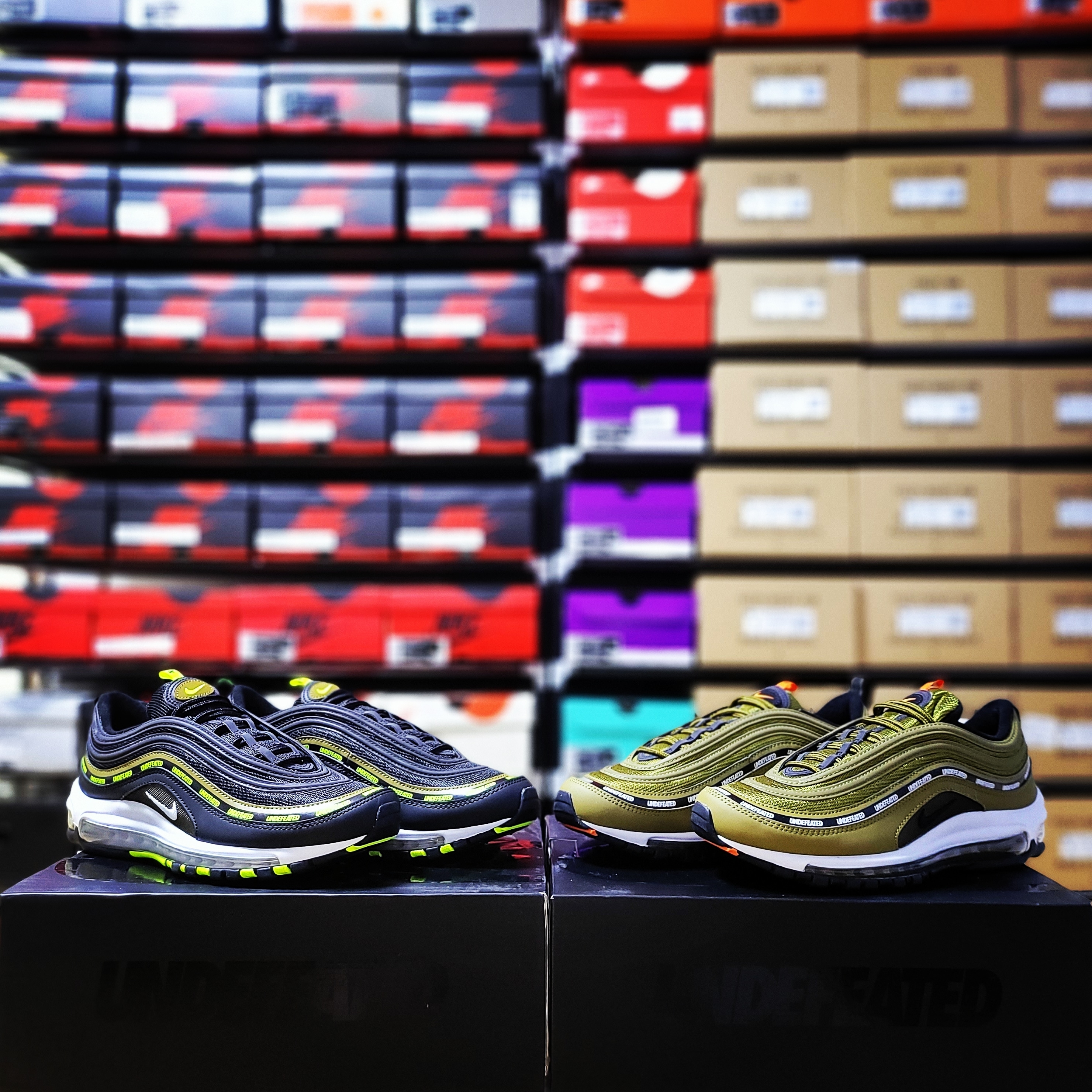 Nike x Undefeated Air Max 97 Militia Green, Nike x Undefeated Air Max 97 Black Volt 착용 스타일