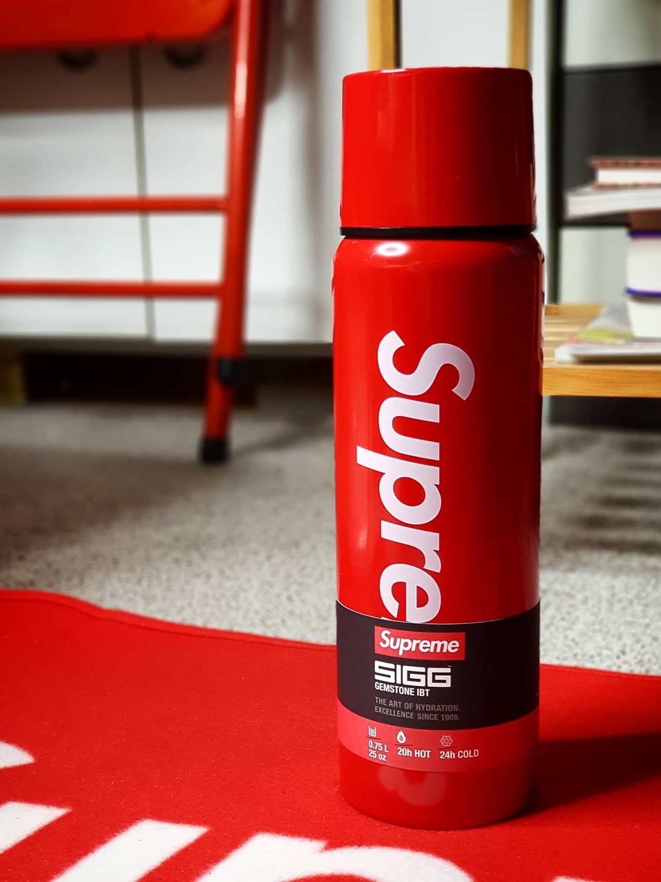 Supreme x Sigg Vacuum Insulated 0.75L Bottle Red - 20FW 착용 스타일