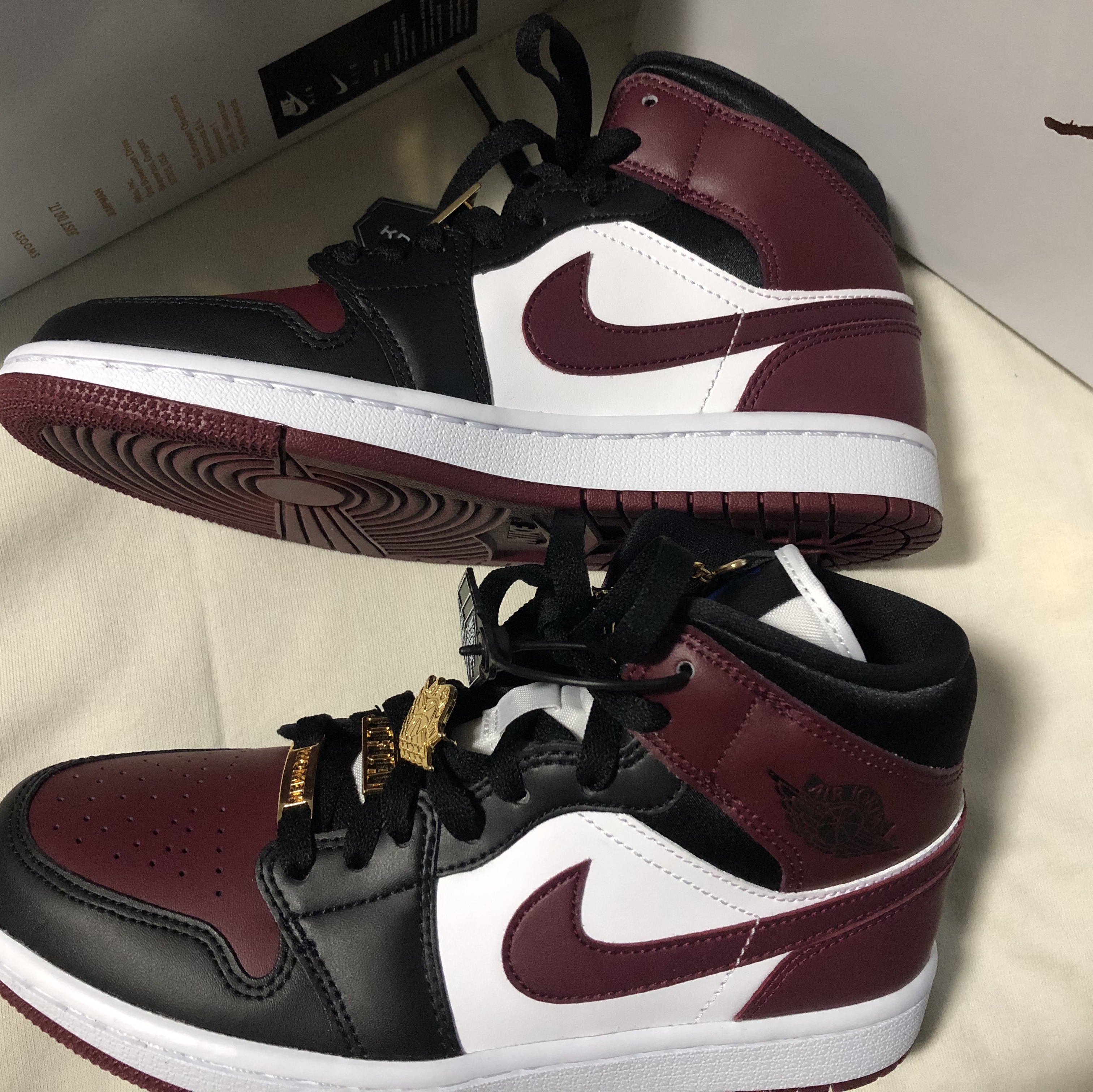 (W) Jordan 1 Mid SE Dark Beetroot 착용 스타일 - 1