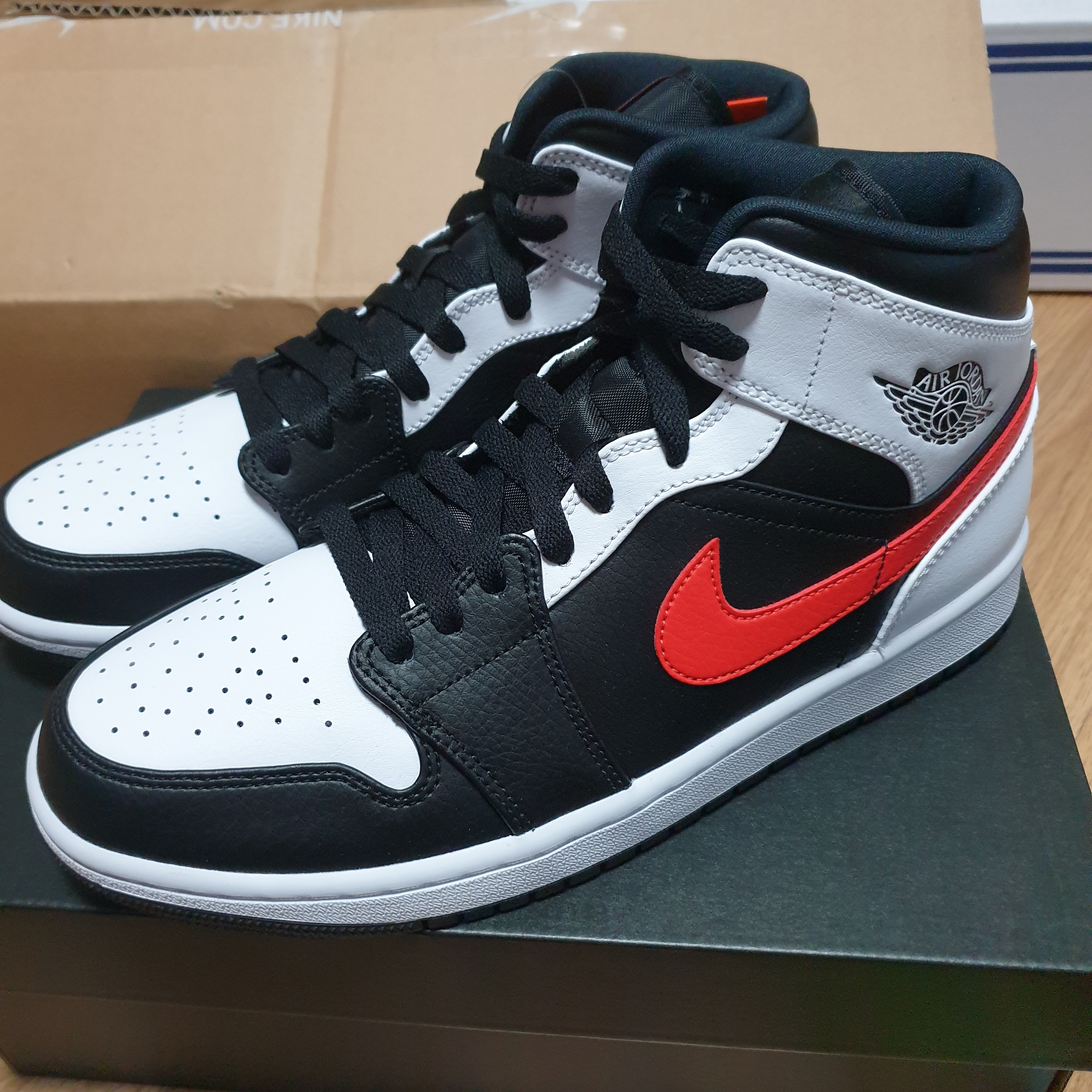 Jordan 1 Mid Black Chile Red 착용 스타일 - 2