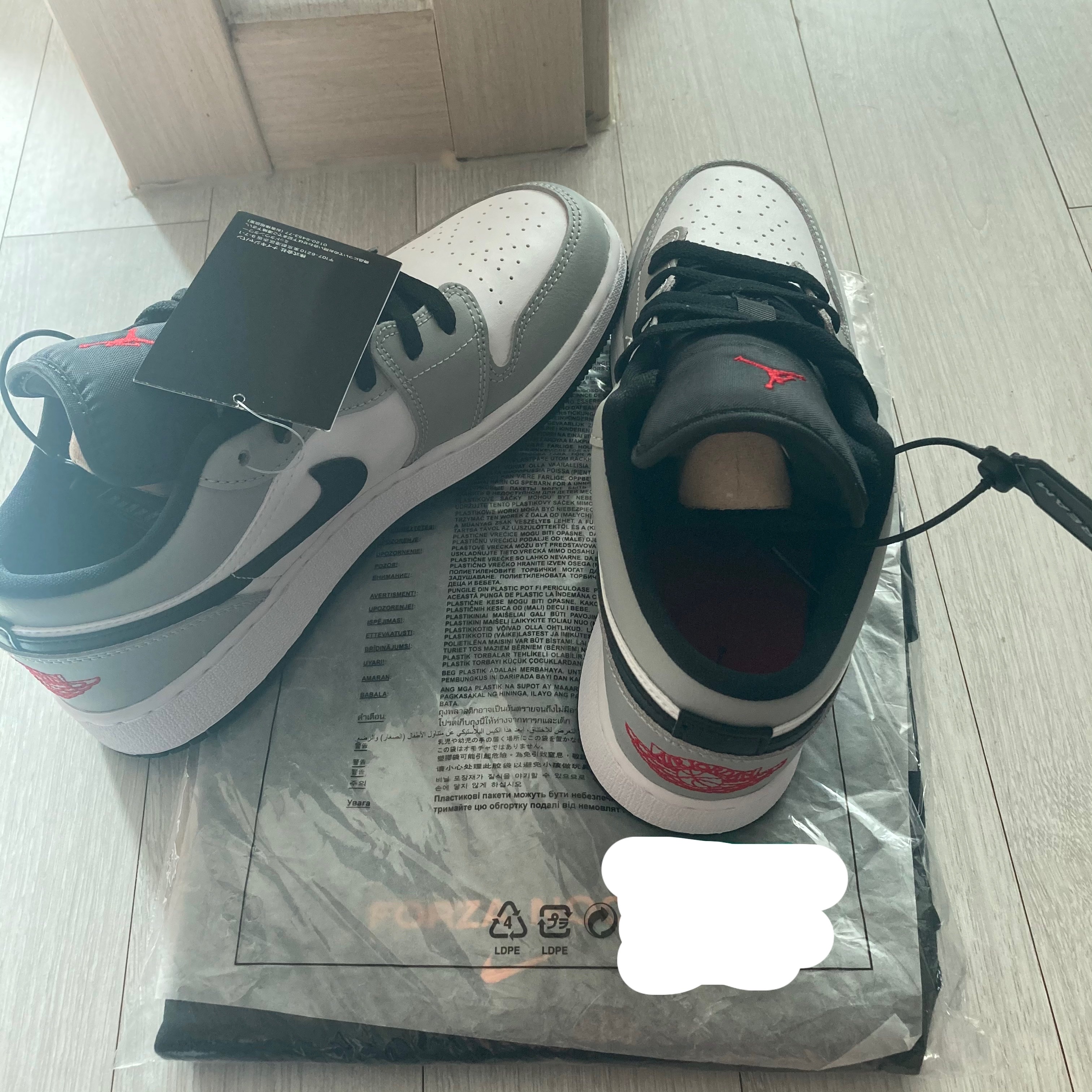 Nike x Drake Nocta Essential T-Shirt Black - Asia, (GS) Jordan 1 Low Light Smoke Grey 착용 스타일