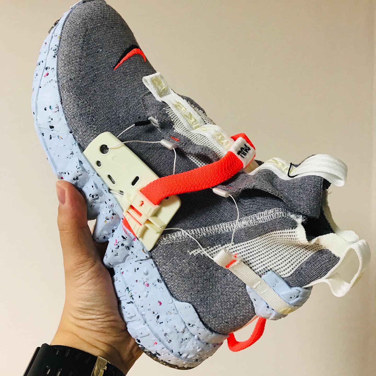 Nike Space Hippie 03 Vast Grey Hyper Crimson 착용 스타일
