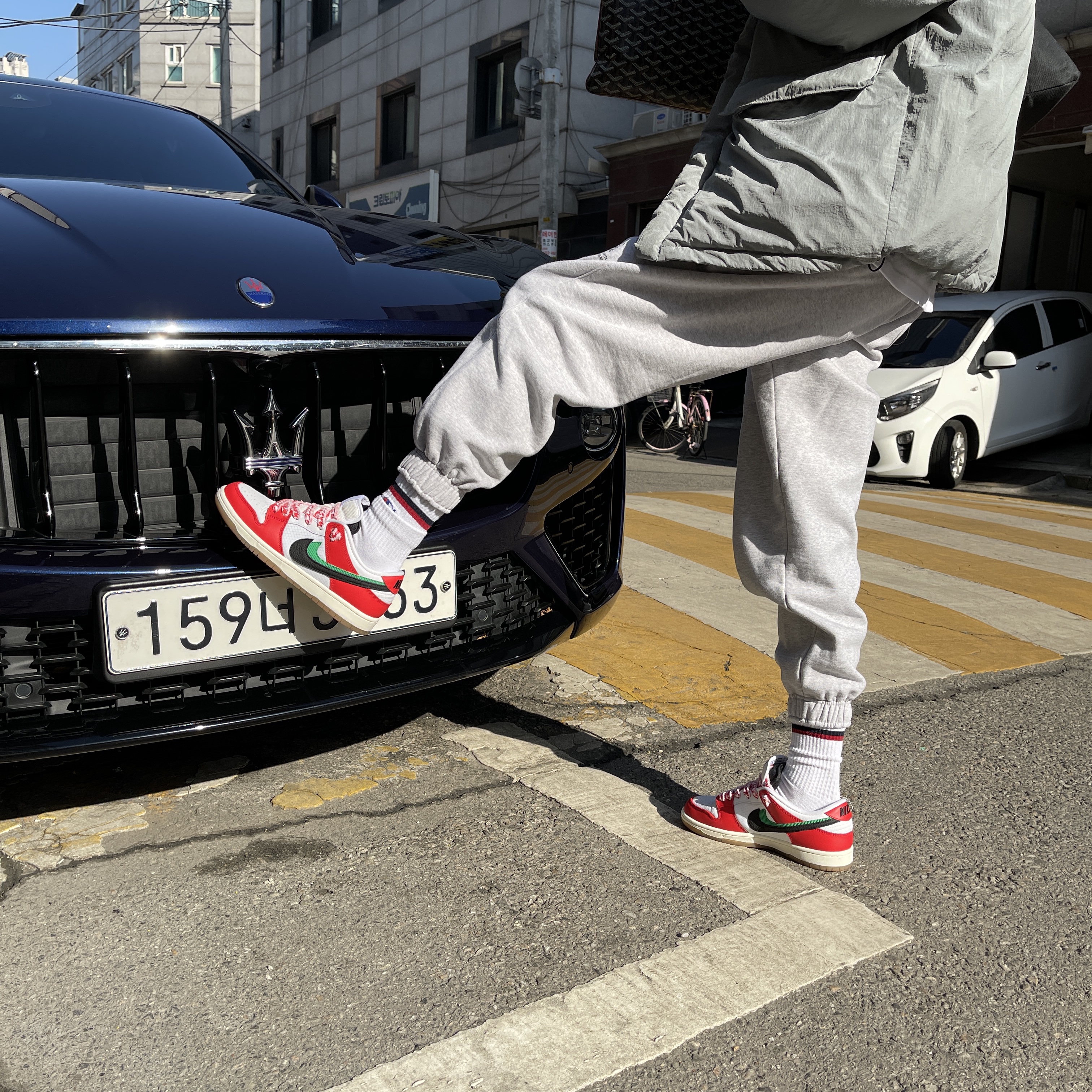 Nike x Frame Skate SB Dunk Low Pro Habibi 착용 스타일 - 2