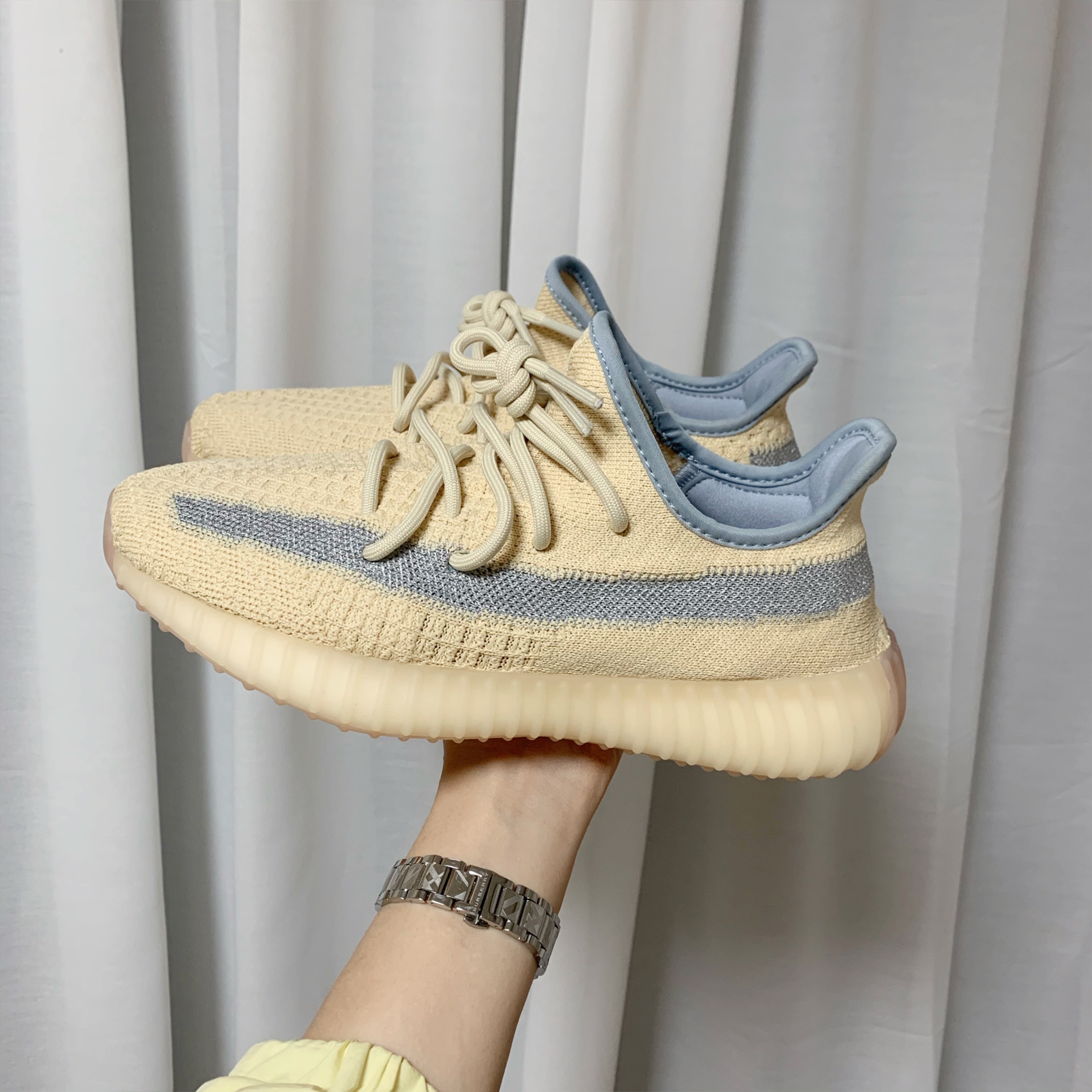 Adidas Yeezy Boost 350 V2 Linen 착용 스타일